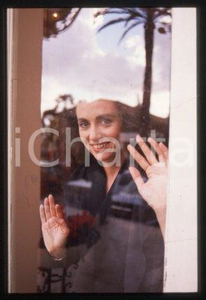 35mm vintage slide* 1985 ca ITALIA - MUSICA Gigliola CINQUETTI Ritratto (30)  Diapositiva d'epoca, in formato 35 mm.CONDIZIONI: GOODE' severamente vietata la riproduzione. Tutti i diritti sono riservati.Nella diapositiva ICharta mette in vendita, sul negozio eBay e in esclusiva sul sito "icharta" il proprio archivio composto da numerose diapositive e negativi fotografici d'epoca, tutti originali e autentici, che attraversano la storia del costume italiano tra gli la fine degli anni Sessanta e Novanta.Si tratta di uno sguardo inedito sull'attualit&agrave;, la politica, la vita quotidiana, il gossip e la cultura, che fotografa il cambiamento della nazione in quest'ultimo scorcio del XX secolo. Un'occasione unica per il mercato del collezionismo, che vede finalmente disponibile un archivio eccezionale per vastit&agrave;, tematiche e condizioni, in un settore (il negativo fotografico e la diapositiva) di assoluta novit&agrave; e dalle interessanti prospettive di investimento. GOOD/buono   originale e autentica 1