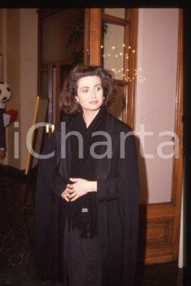 35mm vintage slide* 1985 ca ITALIA - MUSICA Gigliola CINQUETTI Ritratto (33)  Diapositiva d'epoca, in formato 35 mm.CONDIZIONI: GOODE' severamente vietata la riproduzione. Tutti i diritti sono riservati.Nella diapositiva ICharta mette in vendita, sul negozio eBay e in esclusiva sul sito "icharta" il proprio archivio composto da numerose diapositive e negativi fotografici d'epoca, tutti originali e autentici, che attraversano la storia del costume italiano tra gli la fine degli anni Sessanta e Novanta.Si tratta di uno sguardo inedito sull'attualit&agrave;, la politica, la vita quotidiana, il gossip e la cultura, che fotografa il cambiamento della nazione in quest'ultimo scorcio del XX secolo. Un'occasione unica per il mercato del collezionismo, che vede finalmente disponibile un archivio eccezionale per vastit&agrave;, tematiche e condizioni, in un settore (il negativo fotografico e la diapositiva) di assoluta novit&agrave; e dalle interessanti prospettive di investimento. GOOD/buono   originale e autentica 1