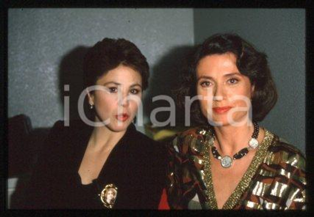 35mm vintage slide* 1985ca ITALIA - TEATRO Gigliola CINQUETTI Ottavia PICCOLO 42  Diapositiva d'epoca, in formato 35 mm.CONDIZIONI: GOODE' severamente vietata la riproduzione. Tutti i diritti sono riservati.Nella diapositiva ICharta mette in vendita, sul negozio eBay e in esclusiva sul sito "icharta" il proprio archivio composto da numerose diapositive e negativi fotografici d'epoca, tutti originali e autentici, che attraversano la storia del costume italiano tra gli la fine degli anni Sessanta e Novanta.Si tratta di uno sguardo inedito sull'attualit&agrave;, la politica, la vita quotidiana, il gossip e la cultura, che fotografa il cambiamento della nazione in quest'ultimo scorcio del XX secolo. Un'occasione unica per il mercato del collezionismo, che vede finalmente disponibile un archivio eccezionale per vastit&agrave;, tematiche e condizioni, in un settore (il negativo fotografico e la diapositiva) di assoluta novit&agrave; e dalle interessanti prospettive di investimento. GOOD/buono   originale e autentica 1