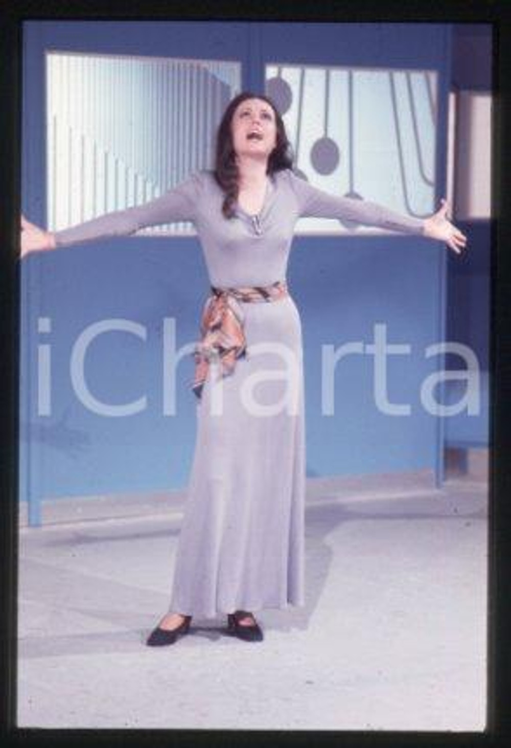 35mm vintage slide* 1985 ca ITALIA - MUSICA Gigliola CINQUETTI Ritratto (44)  Diapositiva d'epoca, in formato 35 mm.CONDIZIONI: GOODE' severamente vietata la riproduzione. Tutti i diritti sono riservati.Nella diapositiva ICharta mette in vendita, sul negozio eBay e in esclusiva sul sito "icharta" il proprio archivio composto da numerose diapositive e negativi fotografici d'epoca, tutti originali e autentici, che attraversano la storia del costume italiano tra gli la fine degli anni Sessanta e Novanta.Si tratta di uno sguardo inedito sull'attualit&agrave;, la politica, la vita quotidiana, il gossip e la cultura, che fotografa il cambiamento della nazione in quest'ultimo scorcio del XX secolo. Un'occasione unica per il mercato del collezionismo, che vede finalmente disponibile un archivio eccezionale per vastit&agrave;, tematiche e condizioni, in un settore (il negativo fotografico e la diapositiva) di assoluta novit&agrave; e dalle interessanti prospettive di investimento. GOOD/buono   originale e autentica 1