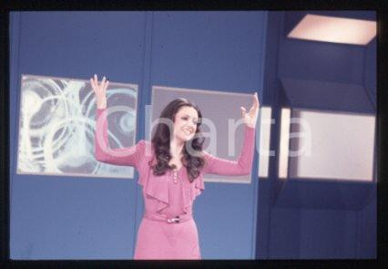 35mm vintage slide* 1985 ca ITALIA - MUSICA Gigliola CINQUETTI Ritratto (48)  Diapositiva d'epoca, in formato 35 mm.CONDIZIONI: GOODE' severamente vietata la riproduzione. Tutti i diritti sono riservati.Nella diapositiva ICharta mette in vendita, sul negozio eBay e in esclusiva sul sito "icharta" il proprio archivio composto da numerose diapositive e negativi fotografici d'epoca, tutti originali e autentici, che attraversano la storia del costume italiano tra gli la fine degli anni Sessanta e Novanta.Si tratta di uno sguardo inedito sull'attualit&agrave;, la politica, la vita quotidiana, il gossip e la cultura, che fotografa il cambiamento della nazione in quest'ultimo scorcio del XX secolo. Un'occasione unica per il mercato del collezionismo, che vede finalmente disponibile un archivio eccezionale per vastit&agrave;, tematiche e condizioni, in un settore (il negativo fotografico e la diapositiva) di assoluta novit&agrave; e dalle interessanti prospettive di investimento. GOOD/buono   originale e autentica 1