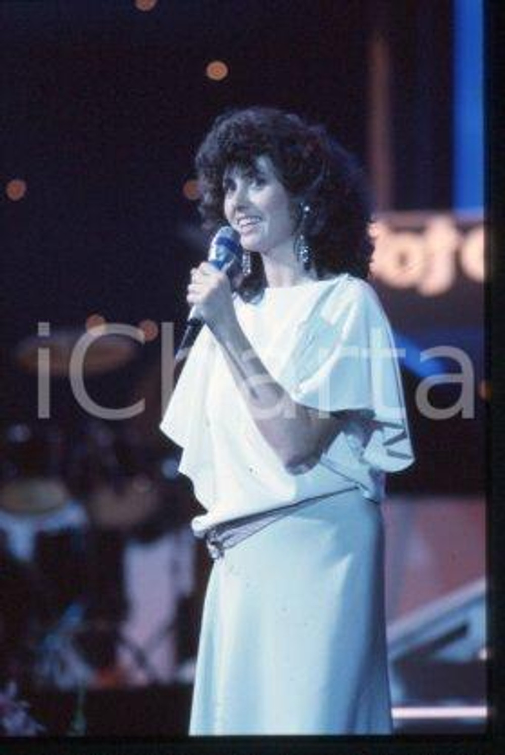 35mm vintage slide* 1985 ca ITALIA - MUSICA Gigliola CINQUETTI Ritratto (49)  Diapositiva d'epoca, in formato 35 mm.CONDIZIONI: GOODE' severamente vietata la riproduzione. Tutti i diritti sono riservati.Nella diapositiva ICharta mette in vendita, sul negozio eBay e in esclusiva sul sito "icharta" il proprio archivio composto da numerose diapositive e negativi fotografici d'epoca, tutti originali e autentici, che attraversano la storia del costume italiano tra gli la fine degli anni Sessanta e Novanta.Si tratta di uno sguardo inedito sull'attualit&agrave;, la politica, la vita quotidiana, il gossip e la cultura, che fotografa il cambiamento della nazione in quest'ultimo scorcio del XX secolo. Un'occasione unica per il mercato del collezionismo, che vede finalmente disponibile un archivio eccezionale per vastit&agrave;, tematiche e condizioni, in un settore (il negativo fotografico e la diapositiva) di assoluta novit&agrave; e dalle interessanti prospettive di investimento. GOOD/buono   originale e autentica 1