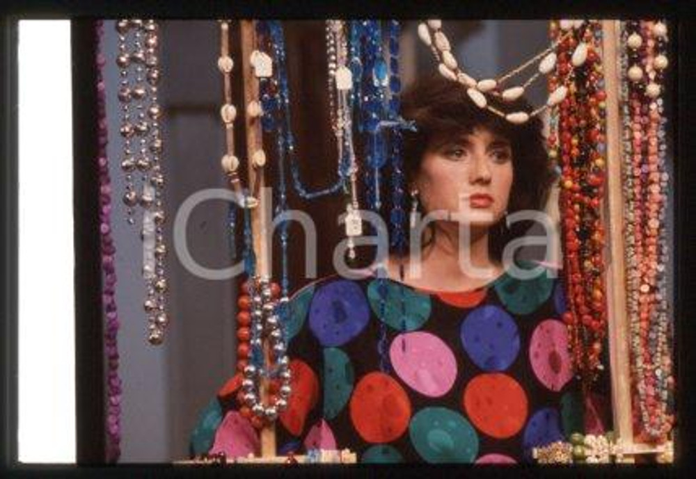 35mm vintage slide* 1985 ca ITALIA - MUSICA Gigliola CINQUETTI Ritratto (53)  Diapositiva d'epoca, in formato 35 mm.CONDIZIONI: GOODE' severamente vietata la riproduzione. Tutti i diritti sono riservati.Nella diapositiva ICharta mette in vendita, sul negozio eBay e in esclusiva sul sito "icharta" il proprio archivio composto da numerose diapositive e negativi fotografici d'epoca, tutti originali e autentici, che attraversano la storia del costume italiano tra gli la fine degli anni Sessanta e Novanta.Si tratta di uno sguardo inedito sull'attualit&agrave;, la politica, la vita quotidiana, il gossip e la cultura, che fotografa il cambiamento della nazione in quest'ultimo scorcio del XX secolo. Un'occasione unica per il mercato del collezionismo, che vede finalmente disponibile un archivio eccezionale per vastit&agrave;, tematiche e condizioni, in un settore (il negativo fotografico e la diapositiva) di assoluta novit&agrave; e dalle interessanti prospettive di investimento. GOOD/buono   originale e autentica 1