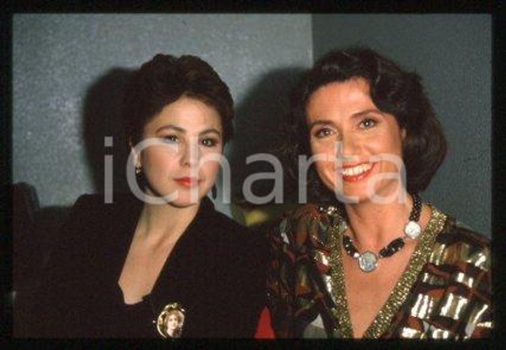35mm vintage slide* 1985ca ITALIA - TEATRO Gigliola CINQUETTI Ottavia PICCOLO 59  Diapositiva d'epoca, in formato 35 mm.CONDIZIONI: GOODE' severamente vietata la riproduzione. Tutti i diritti sono riservati.Nella diapositiva ICharta mette in vendita, sul negozio eBay e in esclusiva sul sito "icharta" il proprio archivio composto da numerose diapositive e negativi fotografici d'epoca, tutti originali e autentici, che attraversano la storia del costume italiano tra gli la fine degli anni Sessanta e Novanta.Si tratta di uno sguardo inedito sull'attualit&agrave;, la politica, la vita quotidiana, il gossip e la cultura, che fotografa il cambiamento della nazione in quest'ultimo scorcio del XX secolo. Un'occasione unica per il mercato del collezionismo, che vede finalmente disponibile un archivio eccezionale per vastit&agrave;, tematiche e condizioni, in un settore (il negativo fotografico e la diapositiva) di assoluta novit&agrave; e dalle interessanti prospettive di investimento. GOOD/buono   originale e autentica 1