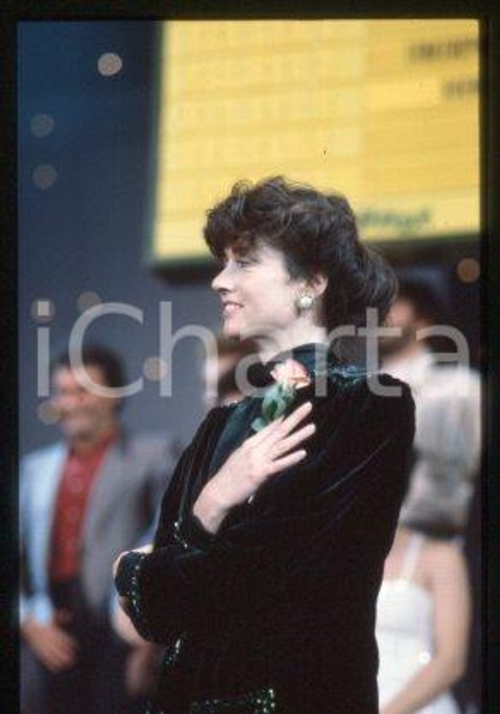 35mm vintage slide* 1985 ca ITALIA - MUSICA, Gigliola CINQUETTI Ritratto (71)  Diapositiva d'epoca, in formato 35 mm.CONDIZIONI: GOODE' severamente vietata la riproduzione. Tutti i diritti sono riservati.Nella diapositiva ICharta mette in vendita, sul negozio eBay e in esclusiva sul sito "icharta" il proprio archivio composto da numerose diapositive e negativi fotografici d'epoca, tutti originali e autentici, che attraversano la storia del costume italiano tra gli la fine degli anni Sessanta e Novanta.Si tratta di uno sguardo inedito sull'attualit&agrave;, la politica, la vita quotidiana, il gossip e la cultura, che fotografa il cambiamento della nazione in quest'ultimo scorcio del XX secolo. Un'occasione unica per il mercato del collezionismo, che vede finalmente disponibile un archivio eccezionale per vastit&agrave;, tematiche e condizioni, in un settore (il negativo fotografico e la diapositiva) di assoluta novit&agrave; e dalle interessanti prospettive di investimento. GOOD/buono   originale e autentica 1