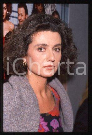 35mm vintage slide* 1985 ca ITALIA - MUSICA, Gigliola CINQUETTI Ritratto (73)  Diapositiva d'epoca, in formato 35 mm.CONDIZIONI: GOODE' severamente vietata la riproduzione. Tutti i diritti sono riservati.Nella diapositiva ICharta mette in vendita, sul negozio eBay e in esclusiva sul sito "icharta" il proprio archivio composto da numerose diapositive e negativi fotografici d'epoca, tutti originali e autentici, che attraversano la storia del costume italiano tra gli la fine degli anni Sessanta e Novanta.Si tratta di uno sguardo inedito sull'attualit&agrave;, la politica, la vita quotidiana, il gossip e la cultura, che fotografa il cambiamento della nazione in quest'ultimo scorcio del XX secolo. Un'occasione unica per il mercato del collezionismo, che vede finalmente disponibile un archivio eccezionale per vastit&agrave;, tematiche e condizioni, in un settore (il negativo fotografico e la diapositiva) di assoluta novit&agrave; e dalle interessanti prospettive di investimento. GOOD/buono   originale e autentica 1