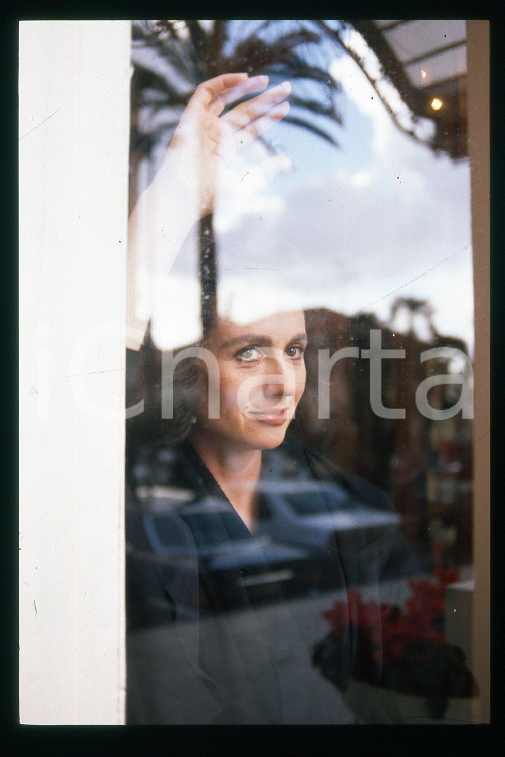 35mm vintage slide* 1985 ca ITALIA - MUSICA, Gigliola CINQUETTI Ritratto (81)  Diapositiva d'epoca, in formato 35 mm.CONDIZIONI: GOODE' severamente vietata la riproduzione. Tutti i diritti sono riservati.Nella diapositiva ICharta mette in vendita, sul negozio eBay e in esclusiva sul sito "icharta" il proprio archivio composto da numerose diapositive e negativi fotografici d'epoca, tutti originali e autentici, che attraversano la storia del costume italiano tra gli la fine degli anni Sessanta e Novanta.Si tratta di uno sguardo inedito sull'attualit&agrave;, la politica, la vita quotidiana, il gossip e la cultura, che fotografa il cambiamento della nazione in quest'ultimo scorcio del XX secolo. Un'occasione unica per il mercato del collezionismo, che vede finalmente disponibile un archivio eccezionale per vastit&agrave;, tematiche e condizioni, in un settore (il negativo fotografico e la diapositiva) di assoluta novit&agrave; e dalle interessanti prospettive di investimento. GOOD/buono   originale e autentica 1