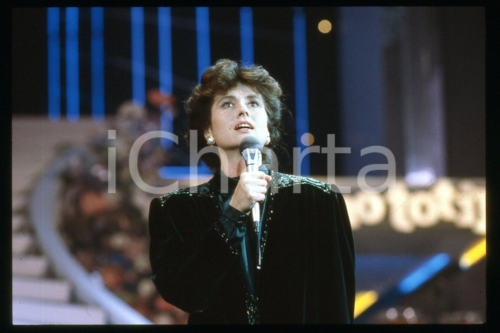 35mm vintage slide* 1985 ca ITALIA - MUSICA, Gigliola CINQUETTI Ritratto (93)  Diapositiva d'epoca, in formato 35 mm.CONDIZIONI: GOODE' severamente vietata la riproduzione. Tutti i diritti sono riservati.Nella diapositiva ICharta mette in vendita, sul negozio eBay e in esclusiva sul sito "icharta" il proprio archivio composto da numerose diapositive e negativi fotografici d'epoca, tutti originali e autentici, che attraversano la storia del costume italiano tra gli la fine degli anni Sessanta e Novanta.Si tratta di uno sguardo inedito sull'attualit&agrave;, la politica, la vita quotidiana, il gossip e la cultura, che fotografa il cambiamento della nazione in quest'ultimo scorcio del XX secolo. Un'occasione unica per il mercato del collezionismo, che vede finalmente disponibile un archivio eccezionale per vastit&agrave;, tematiche e condizioni, in un settore (il negativo fotografico e la diapositiva) di assoluta novit&agrave; e dalle interessanti prospettive di investimento. GOOD/buono   originale e autentica 1