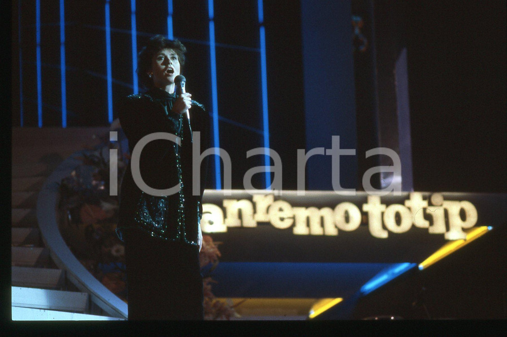 35mm vintage slide* 1985 ca ITALIA - MUSICA, Gigliola CINQUETTI Ritratto (98)  Diapositiva d'epoca, in formato 35 mm.CONDIZIONI: GOODE' severamente vietata la riproduzione. Tutti i diritti sono riservati.Nella diapositiva ICharta mette in vendita, sul negozio eBay e in esclusiva sul sito "icharta" il proprio archivio composto da numerose diapositive e negativi fotografici d'epoca, tutti originali e autentici, che attraversano la storia del costume italiano tra gli la fine degli anni Sessanta e Novanta.Si tratta di uno sguardo inedito sull'attualit&agrave;, la politica, la vita quotidiana, il gossip e la cultura, che fotografa il cambiamento della nazione in quest'ultimo scorcio del XX secolo. Un'occasione unica per il mercato del collezionismo, che vede finalmente disponibile un archivio eccezionale per vastit&agrave;, tematiche e condizioni, in un settore (il negativo fotografico e la diapositiva) di assoluta novit&agrave; e dalle interessanti prospettive di investimento. GOOD/buono   originale e autentica 1