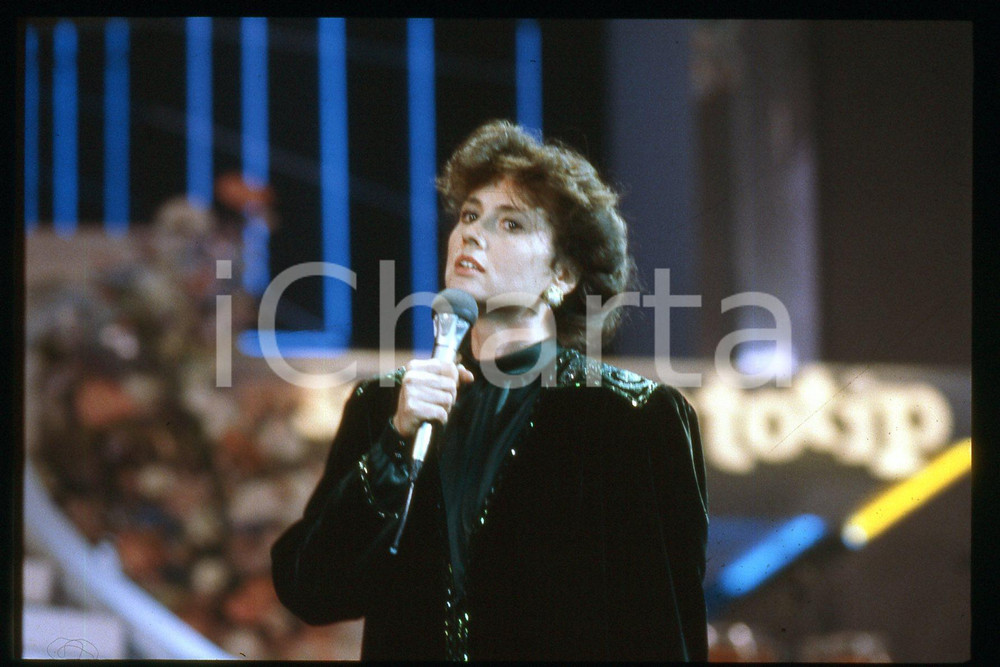 35mm vintage slide* 1985 ca ITALIA - MUSICA, Gigliola CINQUETTI Ritratto (89)  Diapositiva d'epoca, in formato 35 mm.CONDIZIONI: GOODE' severamente vietata la riproduzione. Tutti i diritti sono riservati.Nella diapositiva ICharta mette in vendita, sul negozio eBay e in esclusiva sul sito "icharta" il proprio archivio composto da numerose diapositive e negativi fotografici d'epoca, tutti originali e autentici, che attraversano la storia del costume italiano tra gli la fine degli anni Sessanta e Novanta.Si tratta di uno sguardo inedito sull'attualit&agrave;, la politica, la vita quotidiana, il gossip e la cultura, che fotografa il cambiamento della nazione in quest'ultimo scorcio del XX secolo. Un'occasione unica per il mercato del collezionismo, che vede finalmente disponibile un archivio eccezionale per vastit&agrave;, tematiche e condizioni, in un settore (il negativo fotografico e la diapositiva) di assoluta novit&agrave; e dalle interessanti prospettive di investimento. GOOD/buono   originale e autentica 1