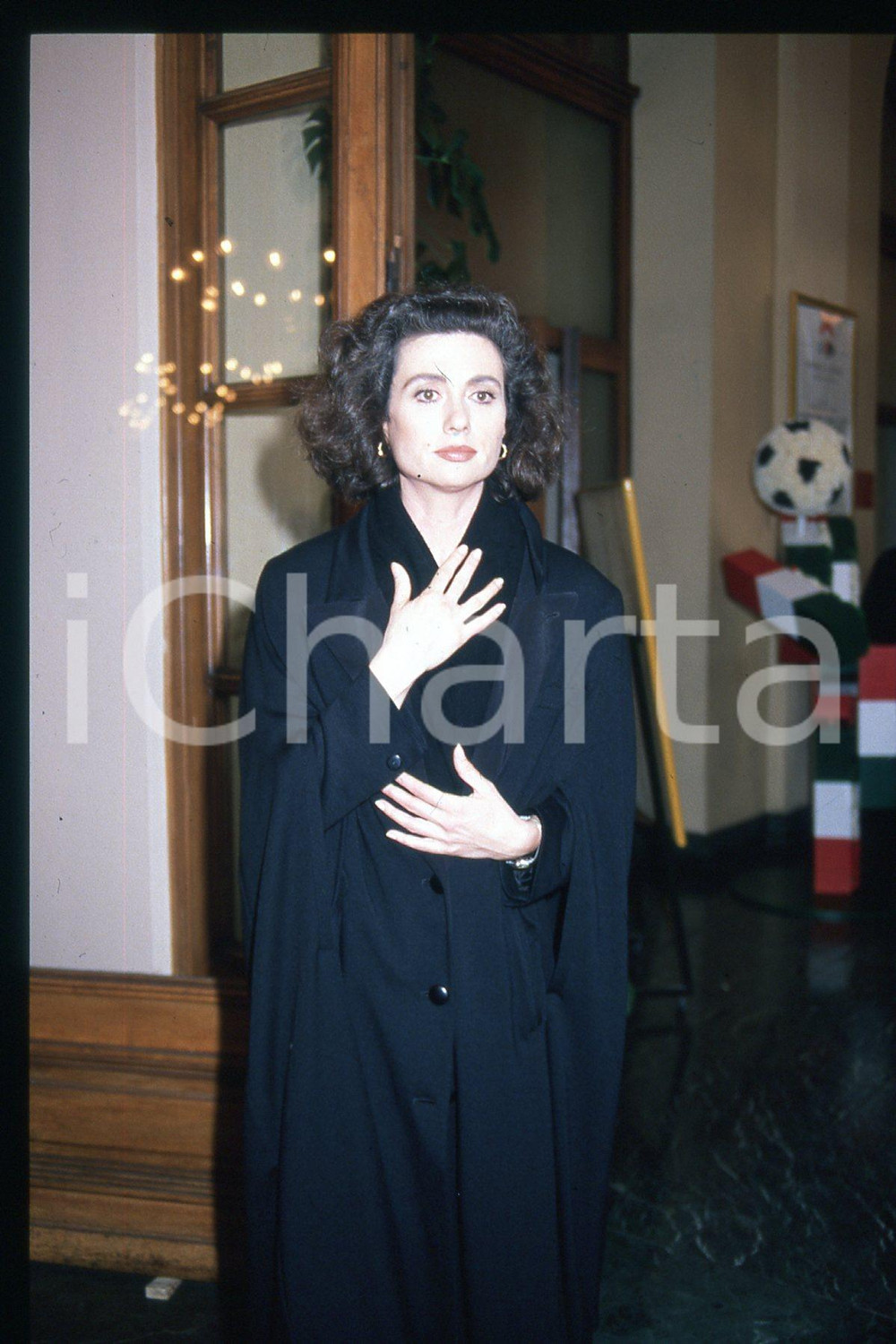 35mm vintage slide* 1985 ca ITALIA - MUSICA, Gigliola CINQUETTI Ritratto (88)  Diapositiva d'epoca, in formato 35 mm.CONDIZIONI: GOODE' severamente vietata la riproduzione. Tutti i diritti sono riservati.Nella diapositiva ICharta mette in vendita, sul negozio eBay e in esclusiva sul sito "icharta" il proprio archivio composto da numerose diapositive e negativi fotografici d'epoca, tutti originali e autentici, che attraversano la storia del costume italiano tra gli la fine degli anni Sessanta e Novanta.Si tratta di uno sguardo inedito sull'attualit&agrave;, la politica, la vita quotidiana, il gossip e la cultura, che fotografa il cambiamento della nazione in quest'ultimo scorcio del XX secolo. Un'occasione unica per il mercato del collezionismo, che vede finalmente disponibile un archivio eccezionale per vastit&agrave;, tematiche e condizioni, in un settore (il negativo fotografico e la diapositiva) di assoluta novit&agrave; e dalle interessanti prospettive di investimento. GOOD/buono   originale e autentica 1