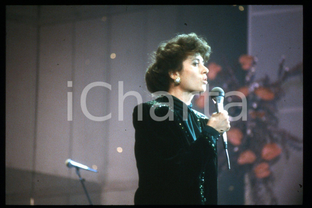 35mm vintage slide* 1985 ca ITALIA - MUSICA, Gigliola CINQUETTI Ritratto (102)  Diapositiva d'epoca, in formato 35 mm.CONDIZIONI: GOODE' severamente vietata la riproduzione. Tutti i diritti sono riservati.Nella diapositiva ICharta mette in vendita, sul negozio eBay e in esclusiva sul sito "icharta" il proprio archivio composto da numerose diapositive e negativi fotografici d'epoca, tutti originali e autentici, che attraversano la storia del costume italiano tra gli la fine degli anni Sessanta e Novanta.Si tratta di uno sguardo inedito sull'attualit&agrave;, la politica, la vita quotidiana, il gossip e la cultura, che fotografa il cambiamento della nazione in quest'ultimo scorcio del XX secolo. Un'occasione unica per il mercato del collezionismo, che vede finalmente disponibile un archivio eccezionale per vastit&agrave;, tematiche e condizioni, in un settore (il negativo fotografico e la diapositiva) di assoluta novit&agrave; e dalle interessanti prospettive di investimento. GOOD/buono   originale e autentica 1