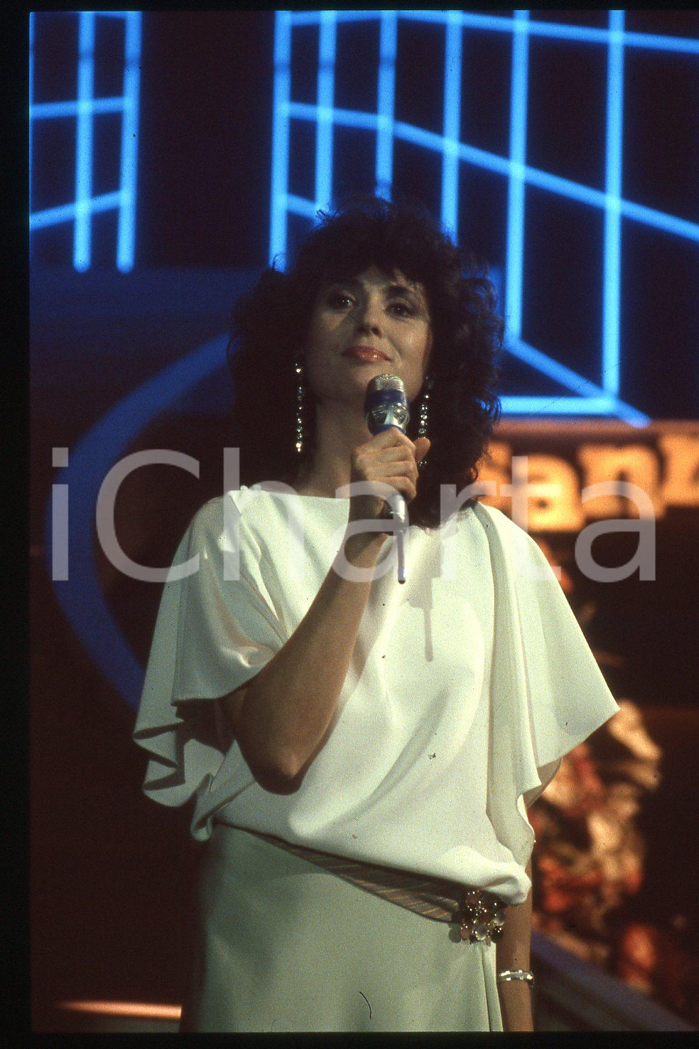 35mm vintage slide* 1985 ca ITALIA - MUSICA, Gigliola CINQUETTI Ritratto (113)  Diapositiva d'epoca, in formato 35 mm.CONDIZIONI: GOODE' severamente vietata la riproduzione. Tutti i diritti sono riservati.Nella diapositiva ICharta mette in vendita, sul negozio eBay e in esclusiva sul sito "icharta" il proprio archivio composto da numerose diapositive e negativi fotografici d'epoca, tutti originali e autentici, che attraversano la storia del costume italiano tra gli la fine degli anni Sessanta e Novanta.Si tratta di uno sguardo inedito sull'attualit&agrave;, la politica, la vita quotidiana, il gossip e la cultura, che fotografa il cambiamento della nazione in quest'ultimo scorcio del XX secolo. Un'occasione unica per il mercato del collezionismo, che vede finalmente disponibile un archivio eccezionale per vastit&agrave;, tematiche e condizioni, in un settore (il negativo fotografico e la diapositiva) di assoluta novit&agrave; e dalle interessanti prospettive di investimento. GOOD/buono   originale e autentica 1