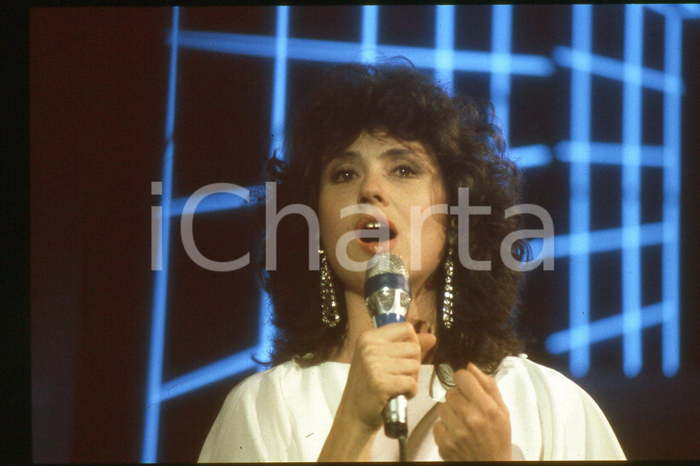 35mm vintage slide* 1985 ca ITALIA - MUSICA, Gigliola CINQUETTI Ritratto (115)  Diapositiva d'epoca, in formato 35 mm.CONDIZIONI: GOODE' severamente vietata la riproduzione. Tutti i diritti sono riservati.Nella diapositiva ICharta mette in vendita, sul negozio eBay e in esclusiva sul sito "icharta" il proprio archivio composto da numerose diapositive e negativi fotografici d'epoca, tutti originali e autentici, che attraversano la storia del costume italiano tra gli la fine degli anni Sessanta e Novanta.Si tratta di uno sguardo inedito sull'attualit&agrave;, la politica, la vita quotidiana, il gossip e la cultura, che fotografa il cambiamento della nazione in quest'ultimo scorcio del XX secolo. Un'occasione unica per il mercato del collezionismo, che vede finalmente disponibile un archivio eccezionale per vastit&agrave;, tematiche e condizioni, in un settore (il negativo fotografico e la diapositiva) di assoluta novit&agrave; e dalle interessanti prospettive di investimento. GOOD/buono   originale e autentica 1
