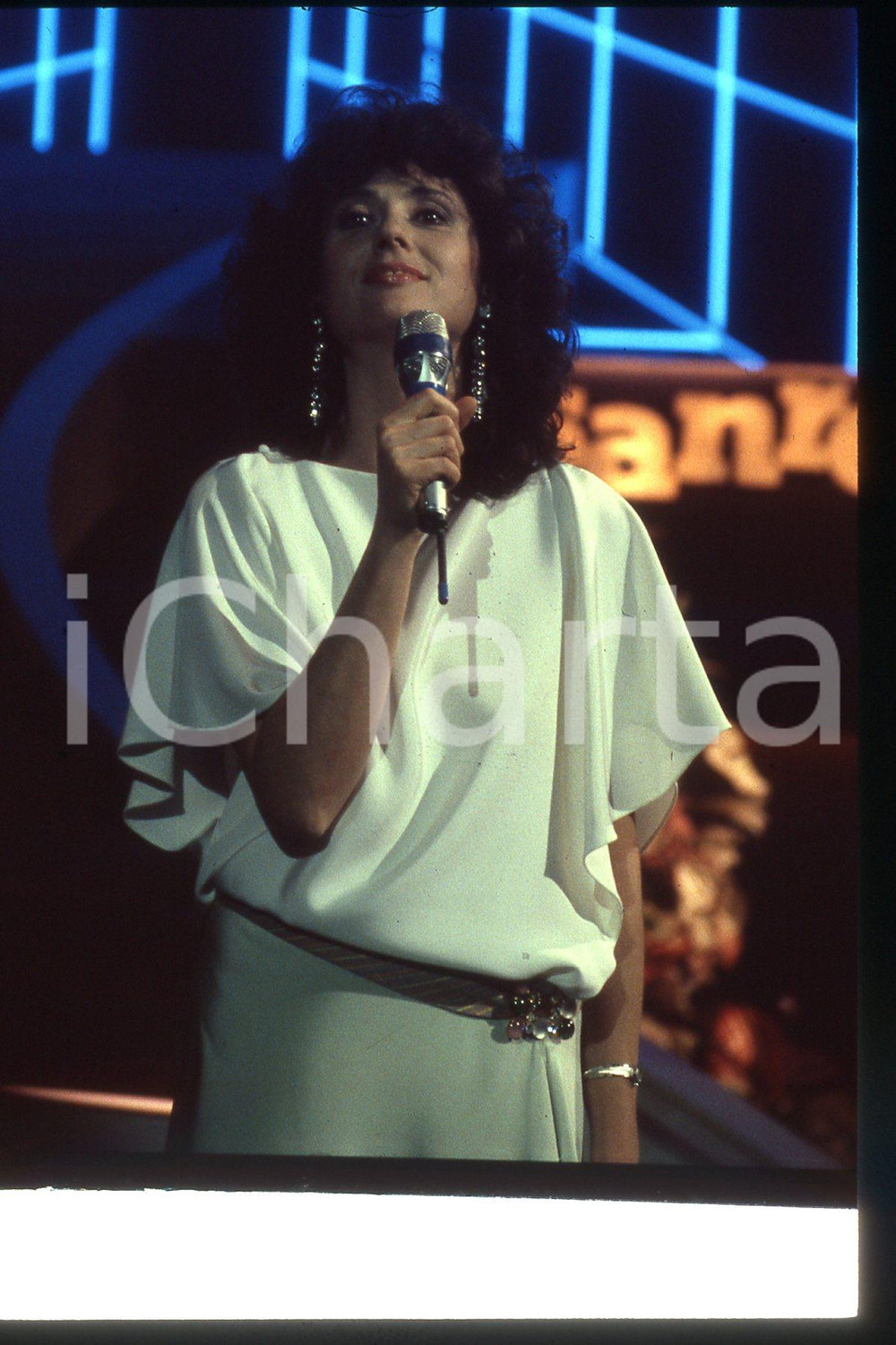 35mm vintage slide* 1985 ca ITALIA - MUSICA, Gigliola CINQUETTI Ritratto (116)  Diapositiva d'epoca, in formato 35 mm.CONDIZIONI: GOODE' severamente vietata la riproduzione. Tutti i diritti sono riservati.Nella diapositiva ICharta mette in vendita, sul negozio eBay e in esclusiva sul sito "icharta" il proprio archivio composto da numerose diapositive e negativi fotografici d'epoca, tutti originali e autentici, che attraversano la storia del costume italiano tra gli la fine degli anni Sessanta e Novanta.Si tratta di uno sguardo inedito sull'attualit&agrave;, la politica, la vita quotidiana, il gossip e la cultura, che fotografa il cambiamento della nazione in quest'ultimo scorcio del XX secolo. Un'occasione unica per il mercato del collezionismo, che vede finalmente disponibile un archivio eccezionale per vastit&agrave;, tematiche e condizioni, in un settore (il negativo fotografico e la diapositiva) di assoluta novit&agrave; e dalle interessanti prospettive di investimento. GOOD/buono   originale e autentica 1