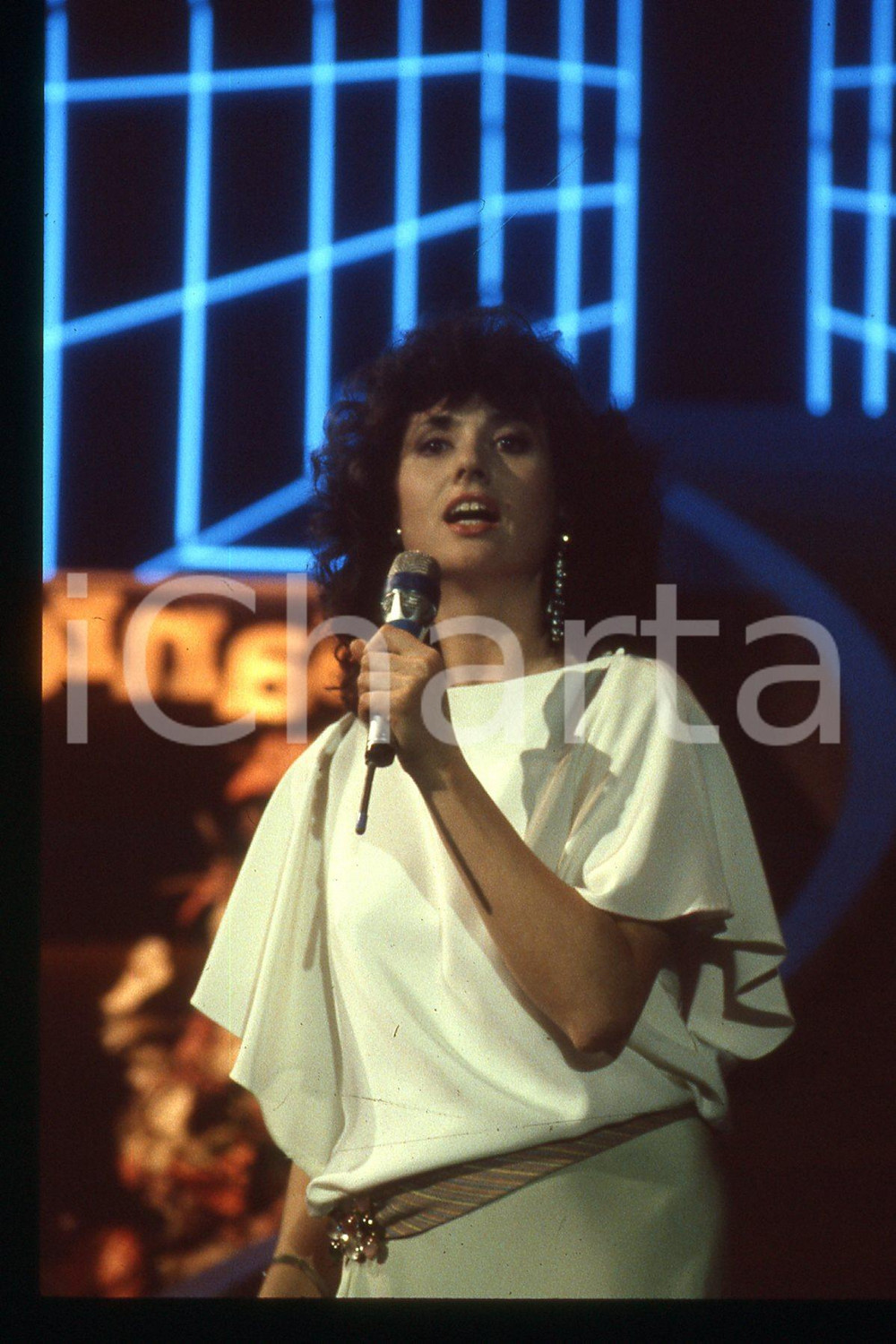 35mm vintage slide* 1985 ca ITALIA - MUSICA, Gigliola CINQUETTI Ritratto (118)  Diapositiva d'epoca, in formato 35 mm.CONDIZIONI: GOODE' severamente vietata la riproduzione. Tutti i diritti sono riservati.Nella diapositiva ICharta mette in vendita, sul negozio eBay e in esclusiva sul sito "icharta" il proprio archivio composto da numerose diapositive e negativi fotografici d'epoca, tutti originali e autentici, che attraversano la storia del costume italiano tra gli la fine degli anni Sessanta e Novanta.Si tratta di uno sguardo inedito sull'attualit&agrave;, la politica, la vita quotidiana, il gossip e la cultura, che fotografa il cambiamento della nazione in quest'ultimo scorcio del XX secolo. Un'occasione unica per il mercato del collezionismo, che vede finalmente disponibile un archivio eccezionale per vastit&agrave;, tematiche e condizioni, in un settore (il negativo fotografico e la diapositiva) di assoluta novit&agrave; e dalle interessanti prospettive di investimento. GOOD/buono   originale e autentica 1