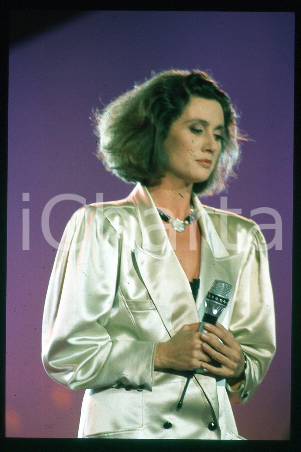 35mm vintage slide* 1985 ca ITALIA - MUSICA, Gigliola CINQUETTI Ritratto (122)  Diapositiva d'epoca, in formato 35 mm.CONDIZIONI: GOODE' severamente vietata la riproduzione. Tutti i diritti sono riservati.Nella diapositiva ICharta mette in vendita, sul negozio eBay e in esclusiva sul sito "icharta" il proprio archivio composto da numerose diapositive e negativi fotografici d'epoca, tutti originali e autentici, che attraversano la storia del costume italiano tra gli la fine degli anni Sessanta e Novanta.Si tratta di uno sguardo inedito sull'attualit&agrave;, la politica, la vita quotidiana, il gossip e la cultura, che fotografa il cambiamento della nazione in quest'ultimo scorcio del XX secolo. Un'occasione unica per il mercato del collezionismo, che vede finalmente disponibile un archivio eccezionale per vastit&agrave;, tematiche e condizioni, in un settore (il negativo fotografico e la diapositiva) di assoluta novit&agrave; e dalle interessanti prospettive di investimento. GOOD/buono   originale e autentica 1