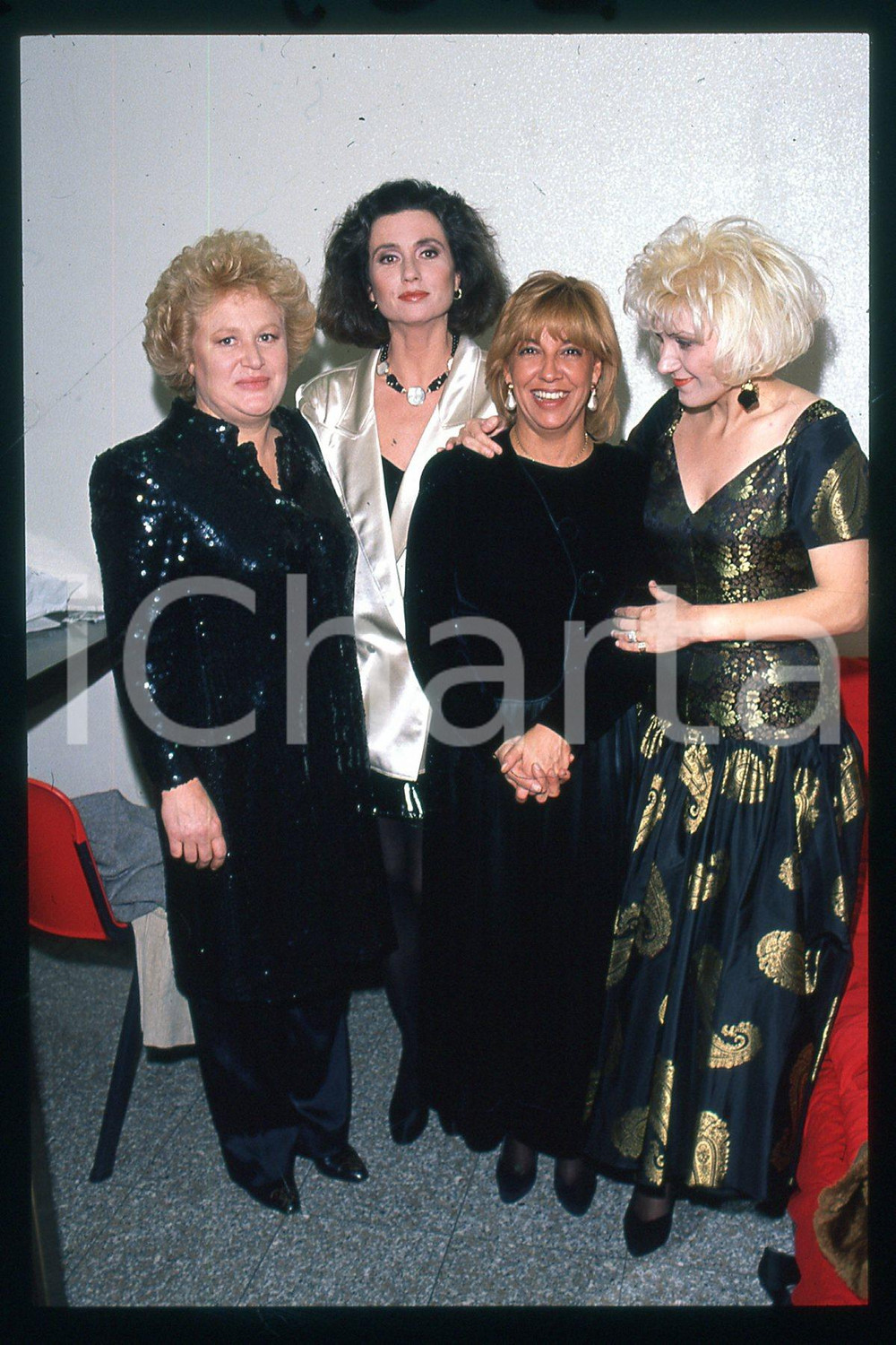 35mm vintage slide*1985 ca ITALIA - MUSICA Gigliola CINQUETTI Wilma GOICH (123)  Diapositiva d'epoca, in formato 35 mm.CONDIZIONI: GOODE' severamente vietata la riproduzione. Tutti i diritti sono riservati.Nella diapositiva ICharta mette in vendita, sul negozio eBay e in esclusiva sul sito "icharta" il proprio archivio composto da numerose diapositive e negativi fotografici d'epoca, tutti originali e autentici, che attraversano la storia del costume italiano tra gli la fine degli anni Sessanta e Novanta.Si tratta di uno sguardo inedito sull'attualit&agrave;, la politica, la vita quotidiana, il gossip e la cultura, che fotografa il cambiamento della nazione in quest'ultimo scorcio del XX secolo. Un'occasione unica per il mercato del collezionismo, che vede finalmente disponibile un archivio eccezionale per vastit&agrave;, tematiche e condizioni, in un settore (il negativo fotografico e la diapositiva) di assoluta novit&agrave; e dalle interessanti prospettive di investimento. GOOD/buono   originale e autentica 1