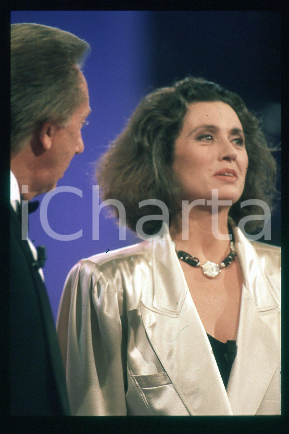 35mm vintage slide* 1985 ca ITALIA - MUSICA, Gigliola CINQUETTI Ritratto (124)  Diapositiva d'epoca, in formato 35 mm.CONDIZIONI: GOODE' severamente vietata la riproduzione. Tutti i diritti sono riservati.Nella diapositiva ICharta mette in vendita, sul negozio eBay e in esclusiva sul sito "icharta" il proprio archivio composto da numerose diapositive e negativi fotografici d'epoca, tutti originali e autentici, che attraversano la storia del costume italiano tra gli la fine degli anni Sessanta e Novanta.Si tratta di uno sguardo inedito sull'attualit&agrave;, la politica, la vita quotidiana, il gossip e la cultura, che fotografa il cambiamento della nazione in quest'ultimo scorcio del XX secolo. Un'occasione unica per il mercato del collezionismo, che vede finalmente disponibile un archivio eccezionale per vastit&agrave;, tematiche e condizioni, in un settore (il negativo fotografico e la diapositiva) di assoluta novit&agrave; e dalle interessanti prospettive di investimento. GOOD/buono   originale e autentica 1