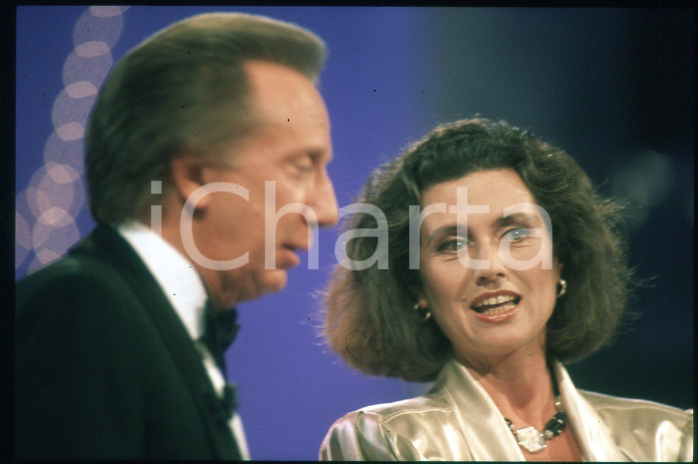 35mm vintage slide* 1985 ca ITALIA - MUSICA, Gigliola CINQUETTI Ritratto (126)  Diapositiva d'epoca, in formato 35 mm.CONDIZIONI: GOODE' severamente vietata la riproduzione. Tutti i diritti sono riservati.Nella diapositiva ICharta mette in vendita, sul negozio eBay e in esclusiva sul sito "icharta" il proprio archivio composto da numerose diapositive e negativi fotografici d'epoca, tutti originali e autentici, che attraversano la storia del costume italiano tra gli la fine degli anni Sessanta e Novanta.Si tratta di uno sguardo inedito sull'attualit&agrave;, la politica, la vita quotidiana, il gossip e la cultura, che fotografa il cambiamento della nazione in quest'ultimo scorcio del XX secolo. Un'occasione unica per il mercato del collezionismo, che vede finalmente disponibile un archivio eccezionale per vastit&agrave;, tematiche e condizioni, in un settore (il negativo fotografico e la diapositiva) di assoluta novit&agrave; e dalle interessanti prospettive di investimento. GOOD/buono   originale e autentica 1