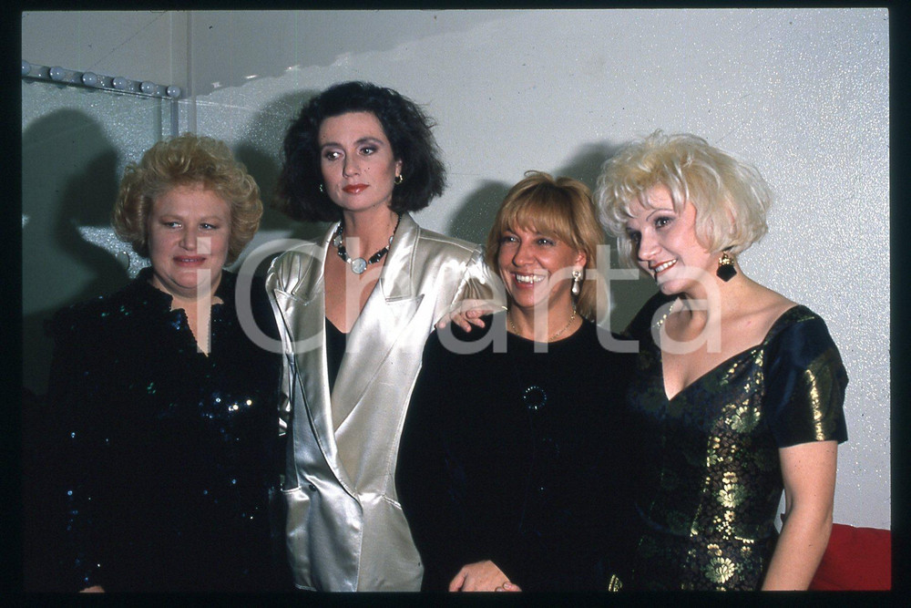 35mm vintage slide*1985 ca ITALIA - MUSICA Gigliola CINQUETTI Wilma GOICH (129)  Diapositiva d'epoca, in formato 35 mm.CONDIZIONI: GOODE' severamente vietata la riproduzione. Tutti i diritti sono riservati.Nella diapositiva ICharta mette in vendita, sul negozio eBay e in esclusiva sul sito "icharta" il proprio archivio composto da numerose diapositive e negativi fotografici d'epoca, tutti originali e autentici, che attraversano la storia del costume italiano tra gli la fine degli anni Sessanta e Novanta.Si tratta di uno sguardo inedito sull'attualit&agrave;, la politica, la vita quotidiana, il gossip e la cultura, che fotografa il cambiamento della nazione in quest'ultimo scorcio del XX secolo. Un'occasione unica per il mercato del collezionismo, che vede finalmente disponibile un archivio eccezionale per vastit&agrave;, tematiche e condizioni, in un settore (il negativo fotografico e la diapositiva) di assoluta novit&agrave; e dalle interessanti prospettive di investimento. GOOD/buono   originale e autentica 1