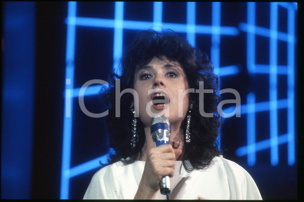 35mm vintage slide* 1985 ca ITALIA - MUSICA, Gigliola CINQUETTI Ritratto (111)  Diapositiva d'epoca, in formato 35 mm.CONDIZIONI: GOODE' severamente vietata la riproduzione. Tutti i diritti sono riservati.Nella diapositiva ICharta mette in vendita, sul negozio eBay e in esclusiva sul sito "icharta" il proprio archivio composto da numerose diapositive e negativi fotografici d'epoca, tutti originali e autentici, che attraversano la storia del costume italiano tra gli la fine degli anni Sessanta e Novanta.Si tratta di uno sguardo inedito sull'attualit&agrave;, la politica, la vita quotidiana, il gossip e la cultura, che fotografa il cambiamento della nazione in quest'ultimo scorcio del XX secolo. Un'occasione unica per il mercato del collezionismo, che vede finalmente disponibile un archivio eccezionale per vastit&agrave;, tematiche e condizioni, in un settore (il negativo fotografico e la diapositiva) di assoluta novit&agrave; e dalle interessanti prospettive di investimento. GOOD/buono   originale e autentica 1