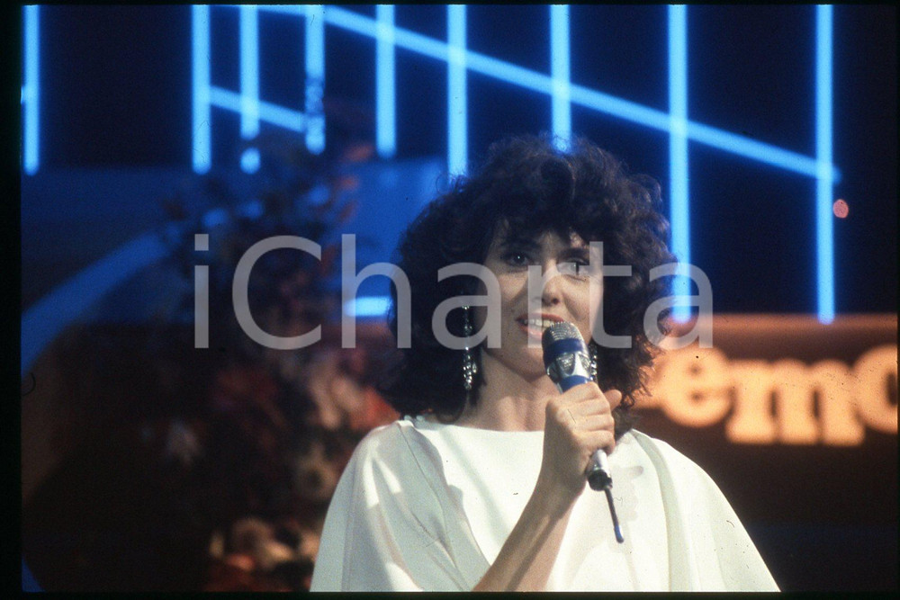 35mm vintage slide* 1985 ca ITALIA - MUSICA, Gigliola CINQUETTI Ritratto (112)  Diapositiva d'epoca, in formato 35 mm.CONDIZIONI: GOODE' severamente vietata la riproduzione. Tutti i diritti sono riservati.Nella diapositiva ICharta mette in vendita, sul negozio eBay e in esclusiva sul sito "icharta" il proprio archivio composto da numerose diapositive e negativi fotografici d'epoca, tutti originali e autentici, che attraversano la storia del costume italiano tra gli la fine degli anni Sessanta e Novanta.Si tratta di uno sguardo inedito sull'attualit&agrave;, la politica, la vita quotidiana, il gossip e la cultura, che fotografa il cambiamento della nazione in quest'ultimo scorcio del XX secolo. Un'occasione unica per il mercato del collezionismo, che vede finalmente disponibile un archivio eccezionale per vastit&agrave;, tematiche e condizioni, in un settore (il negativo fotografico e la diapositiva) di assoluta novit&agrave; e dalle interessanti prospettive di investimento. GOOD/buono   originale e autentica 1