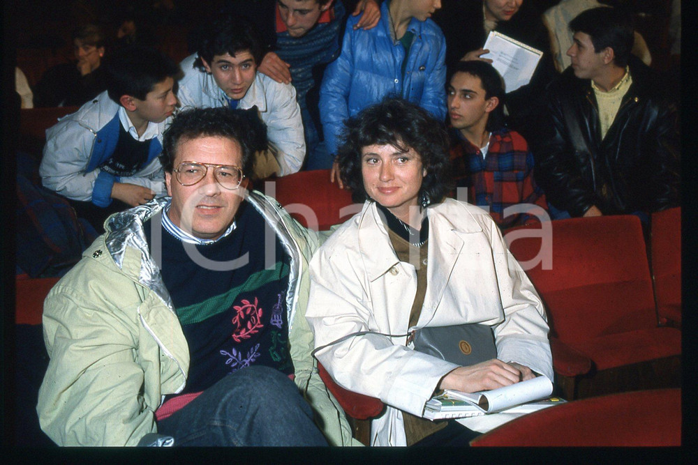 35mm vintage slide*1985 ca ITALIA Gigliola CINQUETTI Peppino DI CAPRI (139)  Diapositiva d'epoca, in formato 35 mm.CONDIZIONI: GOODE' severamente vietata la riproduzione. Tutti i diritti sono riservati.Nella diapositiva ICharta mette in vendita, sul negozio eBay e in esclusiva sul sito "icharta" il proprio archivio composto da numerose diapositive e negativi fotografici d'epoca, tutti originali e autentici, che attraversano la storia del costume italiano tra gli la fine degli anni Sessanta e Novanta.Si tratta di uno sguardo inedito sull'attualit&agrave;, la politica, la vita quotidiana, il gossip e la cultura, che fotografa il cambiamento della nazione in quest'ultimo scorcio del XX secolo. Un'occasione unica per il mercato del collezionismo, che vede finalmente disponibile un archivio eccezionale per vastit&agrave;, tematiche e condizioni, in un settore (il negativo fotografico e la diapositiva) di assoluta novit&agrave; e dalle interessanti prospettive di investimento. GOOD/buono   originale e autentica 1