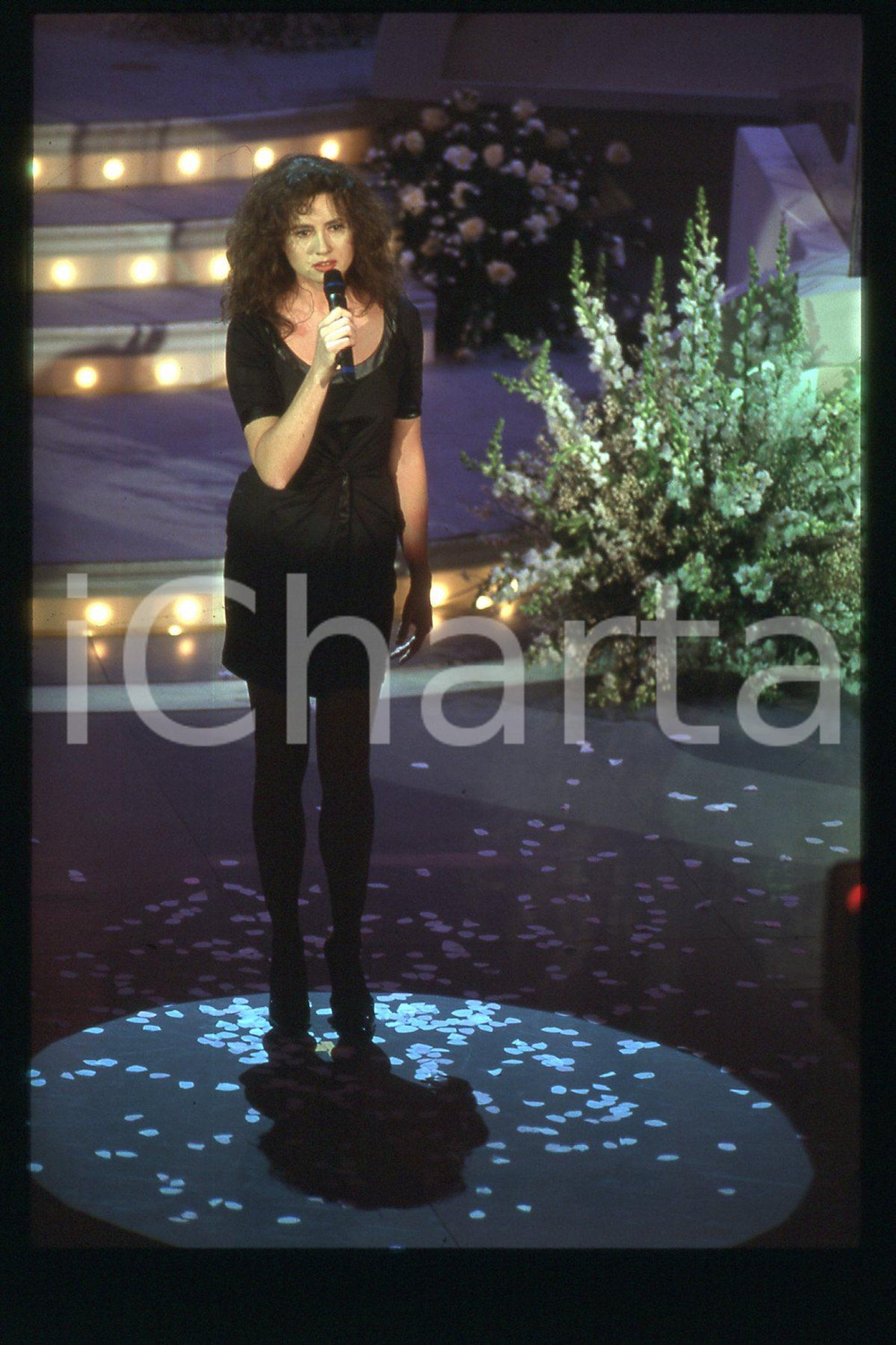 35mm vintage slide* 1985 ca ITALIA - MUSICA, Gigliola CINQUETTI Ritratto (141)  Diapositiva d'epoca, in formato 35 mm.CONDIZIONI: GOODE' severamente vietata la riproduzione. Tutti i diritti sono riservati.Nella diapositiva ICharta mette in vendita, sul negozio eBay e in esclusiva sul sito "icharta" il proprio archivio composto da numerose diapositive e negativi fotografici d'epoca, tutti originali e autentici, che attraversano la storia del costume italiano tra gli la fine degli anni Sessanta e Novanta.Si tratta di uno sguardo inedito sull'attualit&agrave;, la politica, la vita quotidiana, il gossip e la cultura, che fotografa il cambiamento della nazione in quest'ultimo scorcio del XX secolo. Un'occasione unica per il mercato del collezionismo, che vede finalmente disponibile un archivio eccezionale per vastit&agrave;, tematiche e condizioni, in un settore (il negativo fotografico e la diapositiva) di assoluta novit&agrave; e dalle interessanti prospettive di investimento. GOOD/buono   originale e autentica 1