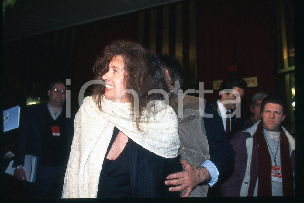 35mm vintage slide* 1985 ca ITALIA - MUSICA, Gigliola CINQUETTI Ritratto (147)  Diapositiva d'epoca, in formato 35 mm.CONDIZIONI: GOODE' severamente vietata la riproduzione. Tutti i diritti sono riservati.Nella diapositiva ICharta mette in vendita, sul negozio eBay e in esclusiva sul sito "icharta" il proprio archivio composto da numerose diapositive e negativi fotografici d'epoca, tutti originali e autentici, che attraversano la storia del costume italiano tra gli la fine degli anni Sessanta e Novanta.Si tratta di uno sguardo inedito sull'attualit&agrave;, la politica, la vita quotidiana, il gossip e la cultura, che fotografa il cambiamento della nazione in quest'ultimo scorcio del XX secolo. Un'occasione unica per il mercato del collezionismo, che vede finalmente disponibile un archivio eccezionale per vastit&agrave;, tematiche e condizioni, in un settore (il negativo fotografico e la diapositiva) di assoluta novit&agrave; e dalle interessanti prospettive di investimento. GOOD/buono   originale e autentica 1