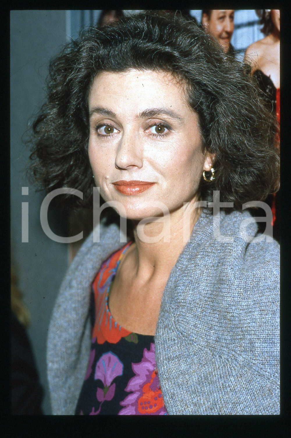 35mm vintage slide* 1985 ca ITALIA - MUSICA, Gigliola CINQUETTI Ritratto (137)  Diapositiva d'epoca, in formato 35 mm.CONDIZIONI: GOODE' severamente vietata la riproduzione. Tutti i diritti sono riservati.Nella diapositiva ICharta mette in vendita, sul negozio eBay e in esclusiva sul sito "icharta" il proprio archivio composto da numerose diapositive e negativi fotografici d'epoca, tutti originali e autentici, che attraversano la storia del costume italiano tra gli la fine degli anni Sessanta e Novanta.Si tratta di uno sguardo inedito sull'attualit&agrave;, la politica, la vita quotidiana, il gossip e la cultura, che fotografa il cambiamento della nazione in quest'ultimo scorcio del XX secolo. Un'occasione unica per il mercato del collezionismo, che vede finalmente disponibile un archivio eccezionale per vastit&agrave;, tematiche e condizioni, in un settore (il negativo fotografico e la diapositiva) di assoluta novit&agrave; e dalle interessanti prospettive di investimento. GOOD/buono   originale e autentica 1