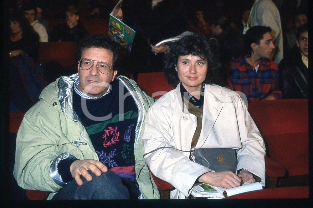 35mm vintage slide*1985 ca ITALIA Gigliola CINQUETTI Peppino DI CAPRI (138)  Diapositiva d'epoca, in formato 35 mm.CONDIZIONI: GOODE' severamente vietata la riproduzione. Tutti i diritti sono riservati.Nella diapositiva ICharta mette in vendita, sul negozio eBay e in esclusiva sul sito "icharta" il proprio archivio composto da numerose diapositive e negativi fotografici d'epoca, tutti originali e autentici, che attraversano la storia del costume italiano tra gli la fine degli anni Sessanta e Novanta.Si tratta di uno sguardo inedito sull'attualit&agrave;, la politica, la vita quotidiana, il gossip e la cultura, che fotografa il cambiamento della nazione in quest'ultimo scorcio del XX secolo. Un'occasione unica per il mercato del collezionismo, che vede finalmente disponibile un archivio eccezionale per vastit&agrave;, tematiche e condizioni, in un settore (il negativo fotografico e la diapositiva) di assoluta novit&agrave; e dalle interessanti prospettive di investimento. GOOD/buono   originale e autentica 1