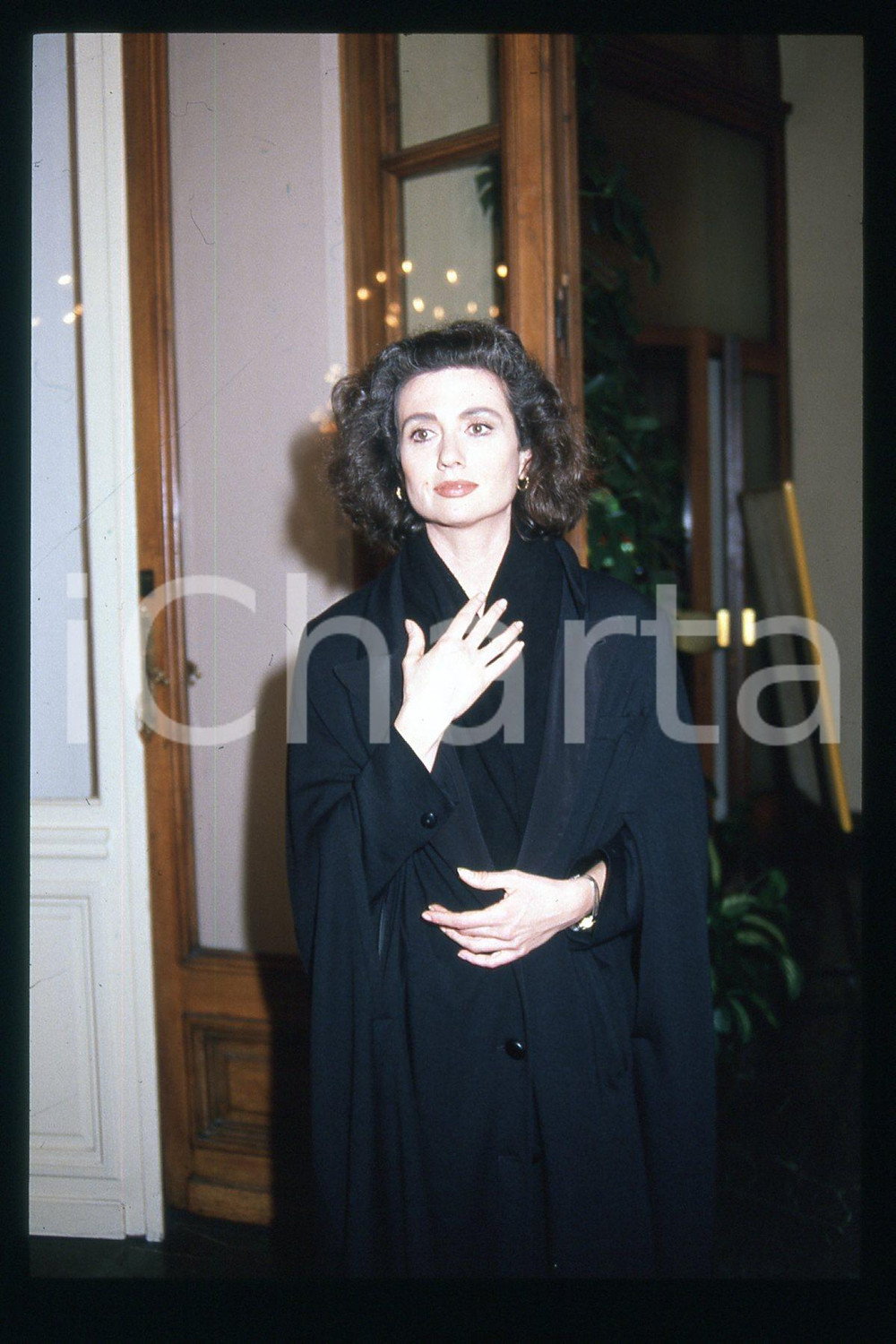 35mm vintage slide* 1985 ca ITALIA - MUSICA, Gigliola CINQUETTI Ritratto (131)  Diapositiva d'epoca, in formato 35 mm.CONDIZIONI: GOODE' severamente vietata la riproduzione. Tutti i diritti sono riservati.Nella diapositiva ICharta mette in vendita, sul negozio eBay e in esclusiva sul sito "icharta" il proprio archivio composto da numerose diapositive e negativi fotografici d'epoca, tutti originali e autentici, che attraversano la storia del costume italiano tra gli la fine degli anni Sessanta e Novanta.Si tratta di uno sguardo inedito sull'attualit&agrave;, la politica, la vita quotidiana, il gossip e la cultura, che fotografa il cambiamento della nazione in quest'ultimo scorcio del XX secolo. Un'occasione unica per il mercato del collezionismo, che vede finalmente disponibile un archivio eccezionale per vastit&agrave;, tematiche e condizioni, in un settore (il negativo fotografico e la diapositiva) di assoluta novit&agrave; e dalle interessanti prospettive di investimento. GOOD/buono   originale e autentica 1