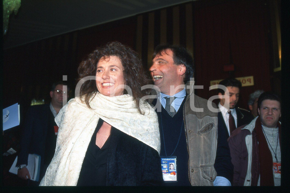 35mm vintage slide* 1985 ca ITALIA - MUSICA Gigliola CINQUETTI Ritratto (153)  Diapositiva d'epoca, in formato 35 mm.CONDIZIONI: GOODE' severamente vietata la riproduzione. Tutti i diritti sono riservati.Nella diapositiva ICharta mette in vendita, sul negozio eBay e in esclusiva sul sito "icharta" il proprio archivio composto da numerose diapositive e negativi fotografici d'epoca, tutti originali e autentici, che attraversano la storia del costume italiano tra gli la fine degli anni Sessanta e Novanta.Si tratta di uno sguardo inedito sull'attualit&agrave;, la politica, la vita quotidiana, il gossip e la cultura, che fotografa il cambiamento della nazione in quest'ultimo scorcio del XX secolo. Un'occasione unica per il mercato del collezionismo, che vede finalmente disponibile un archivio eccezionale per vastit&agrave;, tematiche e condizioni, in un settore (il negativo fotografico e la diapositiva) di assoluta novit&agrave; e dalle interessanti prospettive di investimento. GOOD/buono   originale e autentica 1