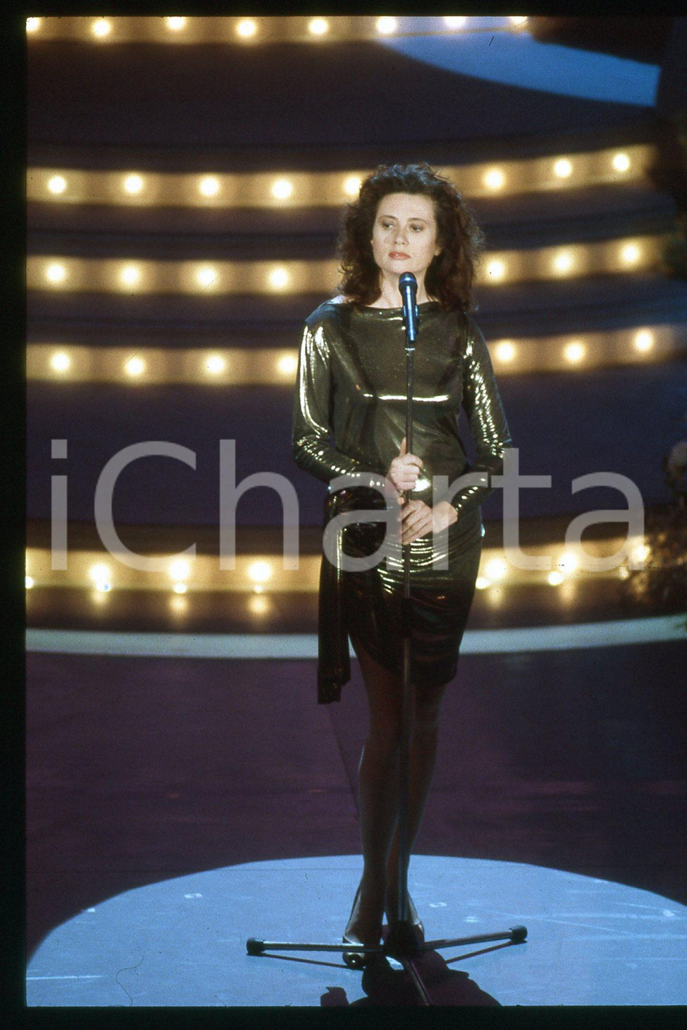35mm vintage slide* 1985 ca ITALIA - MUSICA, Gigliola CINQUETTI Ritratto (171)  Diapositiva d'epoca, in formato 35 mm.CONDIZIONI: GOODE' severamente vietata la riproduzione. Tutti i diritti sono riservati.Nella diapositiva ICharta mette in vendita, sul negozio eBay e in esclusiva sul sito "icharta" il proprio archivio composto da numerose diapositive e negativi fotografici d'epoca, tutti originali e autentici, che attraversano la storia del costume italiano tra gli la fine degli anni Sessanta e Novanta.Si tratta di uno sguardo inedito sull'attualit&agrave;, la politica, la vita quotidiana, il gossip e la cultura, che fotografa il cambiamento della nazione in quest'ultimo scorcio del XX secolo. Un'occasione unica per il mercato del collezionismo, che vede finalmente disponibile un archivio eccezionale per vastit&agrave;, tematiche e condizioni, in un settore (il negativo fotografico e la diapositiva) di assoluta novit&agrave; e dalle interessanti prospettive di investimento. GOOD/buono   originale e autentica 1