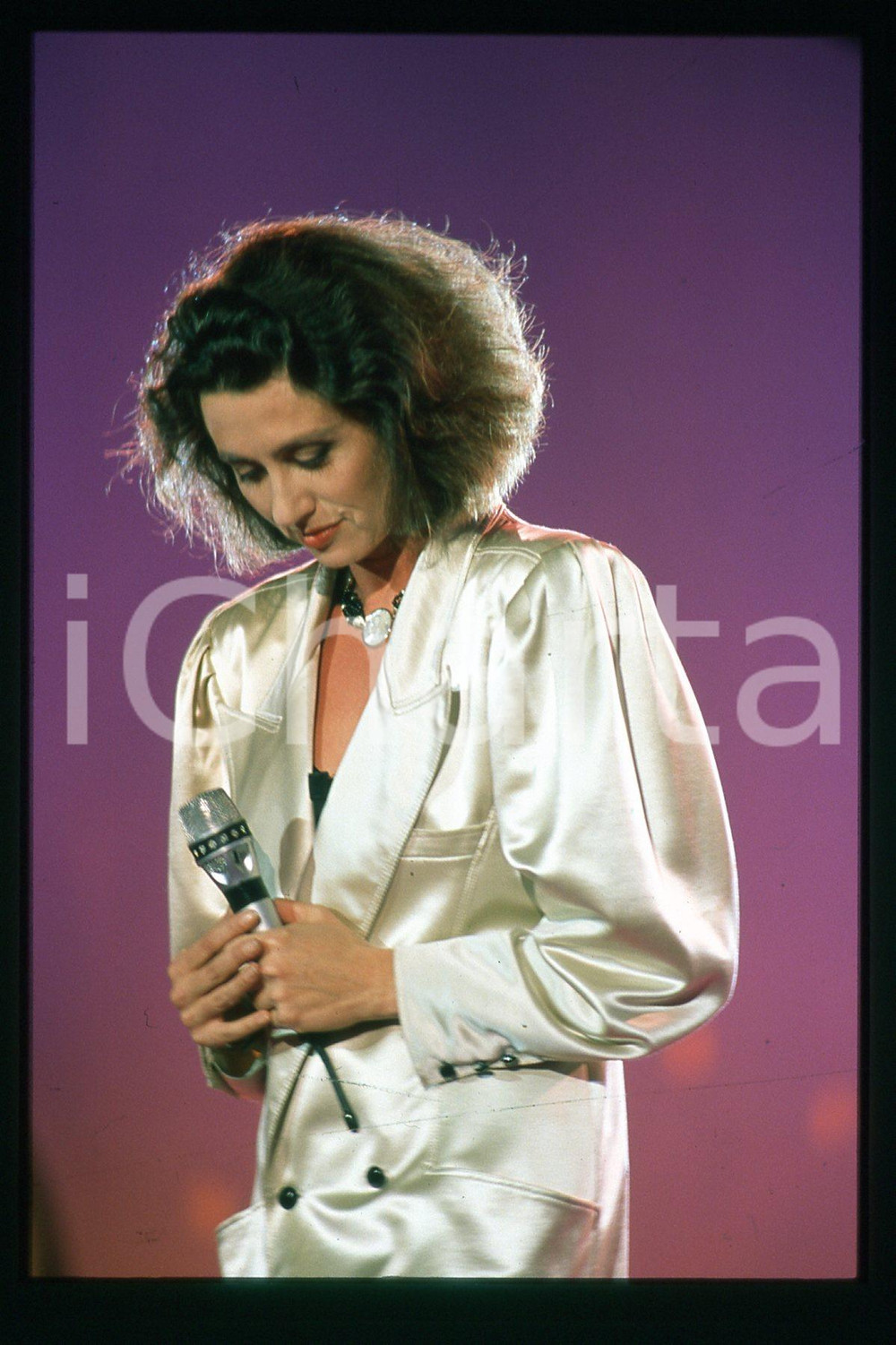 35mm vintage slide* 1985 ca ITALIA - MUSICA, Gigliola CINQUETTI Ritratto (174)  Diapositiva d'epoca, in formato 35 mm.CONDIZIONI: GOODE' severamente vietata la riproduzione. Tutti i diritti sono riservati.Nella diapositiva ICharta mette in vendita, sul negozio eBay e in esclusiva sul sito "icharta" il proprio archivio composto da numerose diapositive e negativi fotografici d'epoca, tutti originali e autentici, che attraversano la storia del costume italiano tra gli la fine degli anni Sessanta e Novanta.Si tratta di uno sguardo inedito sull'attualit&agrave;, la politica, la vita quotidiana, il gossip e la cultura, che fotografa il cambiamento della nazione in quest'ultimo scorcio del XX secolo. Un'occasione unica per il mercato del collezionismo, che vede finalmente disponibile un archivio eccezionale per vastit&agrave;, tematiche e condizioni, in un settore (il negativo fotografico e la diapositiva) di assoluta novit&agrave; e dalle interessanti prospettive di investimento. GOOD/buono   originale e autentica 1