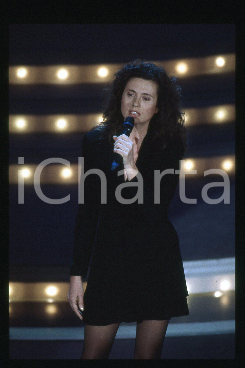 35mm vintage slide* 1985 ca ITALIA - MUSICA, Gigliola CINQUETTI Ritratto (177)  Diapositiva d'epoca, in formato 35 mm.CONDIZIONI: GOODE' severamente vietata la riproduzione. Tutti i diritti sono riservati.Nella diapositiva ICharta mette in vendita, sul negozio eBay e in esclusiva sul sito "icharta" il proprio archivio composto da numerose diapositive e negativi fotografici d'epoca, tutti originali e autentici, che attraversano la storia del costume italiano tra gli la fine degli anni Sessanta e Novanta.Si tratta di uno sguardo inedito sull'attualit&agrave;, la politica, la vita quotidiana, il gossip e la cultura, che fotografa il cambiamento della nazione in quest'ultimo scorcio del XX secolo. Un'occasione unica per il mercato del collezionismo, che vede finalmente disponibile un archivio eccezionale per vastit&agrave;, tematiche e condizioni, in un settore (il negativo fotografico e la diapositiva) di assoluta novit&agrave; e dalle interessanti prospettive di investimento. GOOD/buono   originale e autentica 1