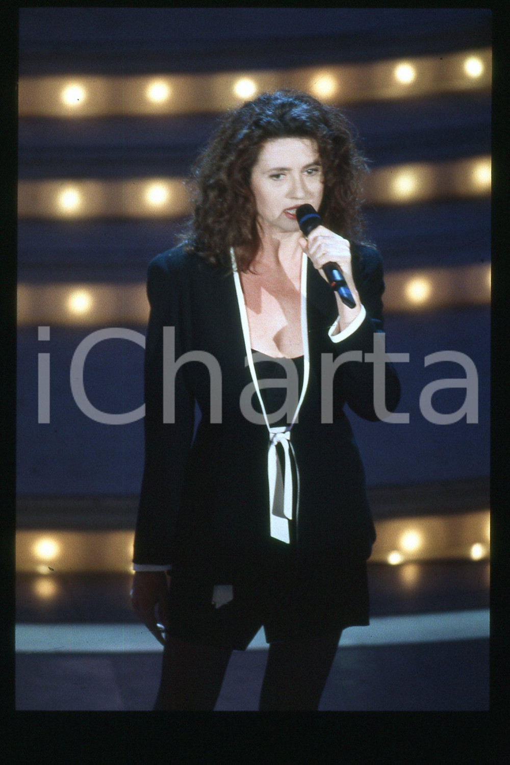 35mm vintage slide* 1985 ca ITALIA - MUSICA, Gigliola CINQUETTI Ritratto (162)  Diapositiva d'epoca, in formato 35 mm.CONDIZIONI: GOODE' severamente vietata la riproduzione. Tutti i diritti sono riservati.Nella diapositiva ICharta mette in vendita, sul negozio eBay e in esclusiva sul sito "icharta" il proprio archivio composto da numerose diapositive e negativi fotografici d'epoca, tutti originali e autentici, che attraversano la storia del costume italiano tra gli la fine degli anni Sessanta e Novanta.Si tratta di uno sguardo inedito sull'attualit&agrave;, la politica, la vita quotidiana, il gossip e la cultura, che fotografa il cambiamento della nazione in quest'ultimo scorcio del XX secolo. Un'occasione unica per il mercato del collezionismo, che vede finalmente disponibile un archivio eccezionale per vastit&agrave;, tematiche e condizioni, in un settore (il negativo fotografico e la diapositiva) di assoluta novit&agrave; e dalle interessanti prospettive di investimento. GOOD/buono   originale e autentica 1