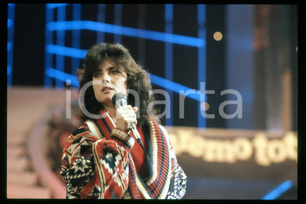 35mm vintage slide* 1985 ca ITALIA - MUSICA, Gigliola CINQUETTI Ritratto (190)  Diapositiva d'epoca, in formato 35 mm.CONDIZIONI: GOODE' severamente vietata la riproduzione. Tutti i diritti sono riservati.Nella diapositiva ICharta mette in vendita, sul negozio eBay e in esclusiva sul sito "icharta" il proprio archivio composto da numerose diapositive e negativi fotografici d'epoca, tutti originali e autentici, che attraversano la storia del costume italiano tra gli la fine degli anni Sessanta e Novanta.Si tratta di uno sguardo inedito sull'attualit&agrave;, la politica, la vita quotidiana, il gossip e la cultura, che fotografa il cambiamento della nazione in quest'ultimo scorcio del XX secolo. Un'occasione unica per il mercato del collezionismo, che vede finalmente disponibile un archivio eccezionale per vastit&agrave;, tematiche e condizioni, in un settore (il negativo fotografico e la diapositiva) di assoluta novit&agrave; e dalle interessanti prospettive di investimento. GOOD/buono   originale e autentica 1