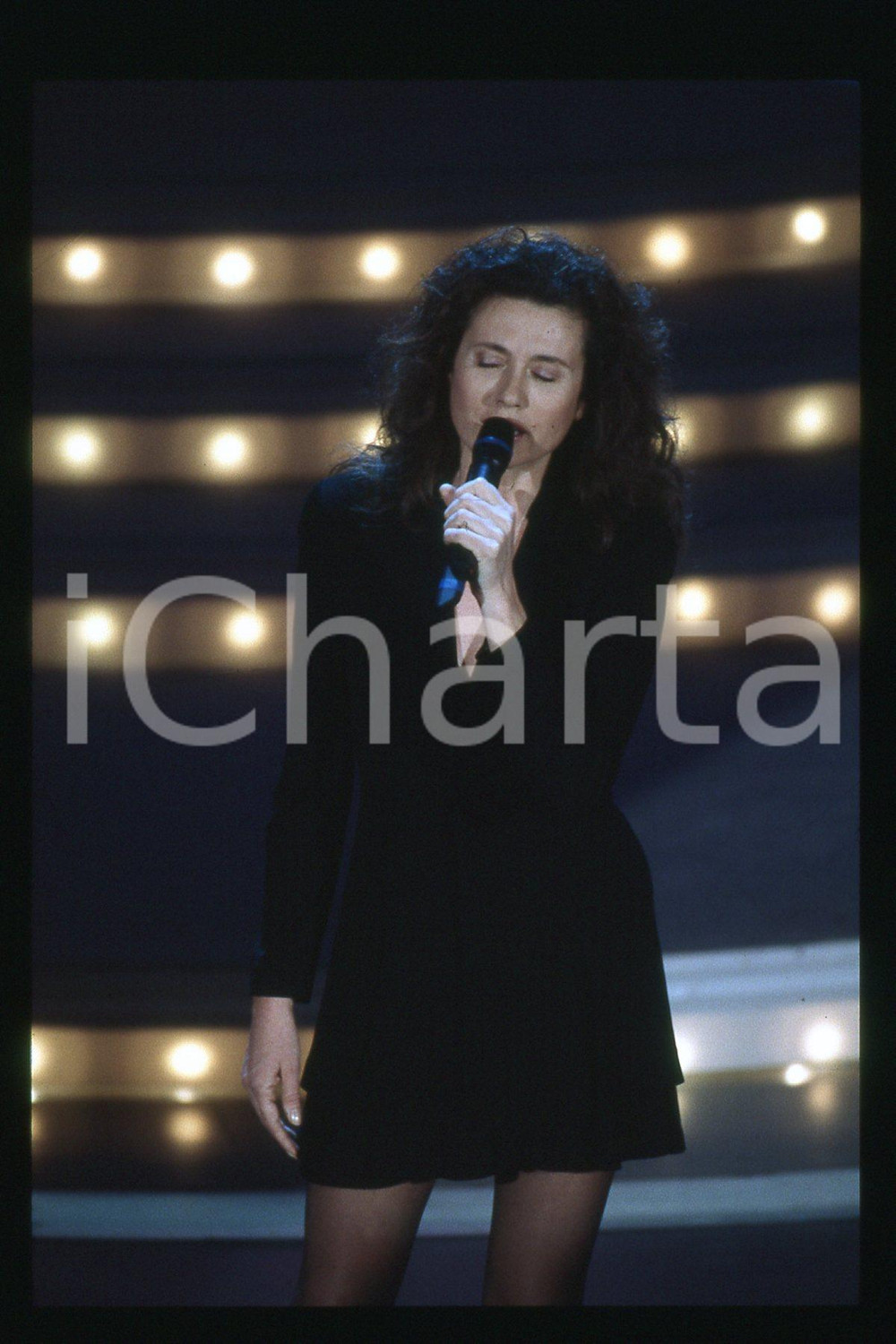 35mm vintage slide* 1985 ca ITALIA - MUSICA, Gigliola CINQUETTI Ritratto (201)  Diapositiva d'epoca, in formato 35 mm.CONDIZIONI: GOODE' severamente vietata la riproduzione. Tutti i diritti sono riservati.Nella diapositiva ICharta mette in vendita, sul negozio eBay e in esclusiva sul sito "icharta" il proprio archivio composto da numerose diapositive e negativi fotografici d'epoca, tutti originali e autentici, che attraversano la storia del costume italiano tra gli la fine degli anni Sessanta e Novanta.Si tratta di uno sguardo inedito sull'attualit&agrave;, la politica, la vita quotidiana, il gossip e la cultura, che fotografa il cambiamento della nazione in quest'ultimo scorcio del XX secolo. Un'occasione unica per il mercato del collezionismo, che vede finalmente disponibile un archivio eccezionale per vastit&agrave;, tematiche e condizioni, in un settore (il negativo fotografico e la diapositiva) di assoluta novit&agrave; e dalle interessanti prospettive di investimento. GOOD/buono   originale e autentica 1