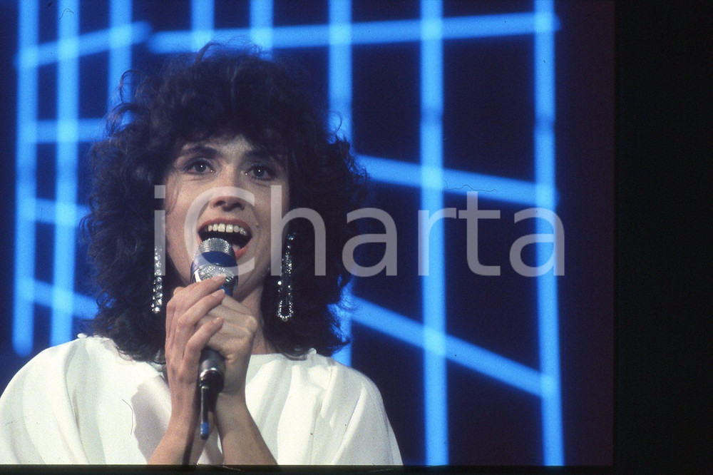 35mm vintage slide* 1985 ca ITALIA - MUSICA, Gigliola CINQUETTI Ritratto (202)  Diapositiva d'epoca, in formato 35 mm.CONDIZIONI: GOODE' severamente vietata la riproduzione. Tutti i diritti sono riservati.Nella diapositiva ICharta mette in vendita, sul negozio eBay e in esclusiva sul sito "icharta" il proprio archivio composto da numerose diapositive e negativi fotografici d'epoca, tutti originali e autentici, che attraversano la storia del costume italiano tra gli la fine degli anni Sessanta e Novanta.Si tratta di uno sguardo inedito sull'attualit&agrave;, la politica, la vita quotidiana, il gossip e la cultura, che fotografa il cambiamento della nazione in quest'ultimo scorcio del XX secolo. Un'occasione unica per il mercato del collezionismo, che vede finalmente disponibile un archivio eccezionale per vastit&agrave;, tematiche e condizioni, in un settore (il negativo fotografico e la diapositiva) di assoluta novit&agrave; e dalle interessanti prospettive di investimento. GOOD/buono   originale e autentica 1