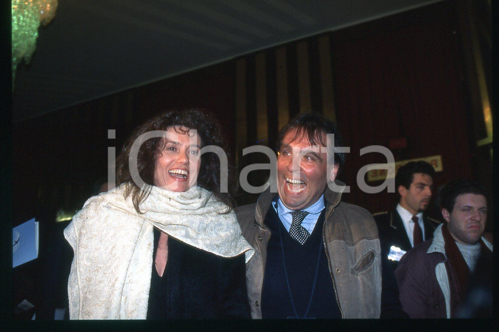 35mm vintage slide* 1985 ca ITALIA - MUSICA Gigliola CINQUETTI Ritratto (206)  Diapositiva d'epoca, in formato 35 mm.CONDIZIONI: GOODE' severamente vietata la riproduzione. Tutti i diritti sono riservati.Nella diapositiva ICharta mette in vendita, sul negozio eBay e in esclusiva sul sito "icharta" il proprio archivio composto da numerose diapositive e negativi fotografici d'epoca, tutti originali e autentici, che attraversano la storia del costume italiano tra gli la fine degli anni Sessanta e Novanta.Si tratta di uno sguardo inedito sull'attualit&agrave;, la politica, la vita quotidiana, il gossip e la cultura, che fotografa il cambiamento della nazione in quest'ultimo scorcio del XX secolo. Un'occasione unica per il mercato del collezionismo, che vede finalmente disponibile un archivio eccezionale per vastit&agrave;, tematiche e condizioni, in un settore (il negativo fotografico e la diapositiva) di assoluta novit&agrave; e dalle interessanti prospettive di investimento. GOOD/buono   originale e autentica 1