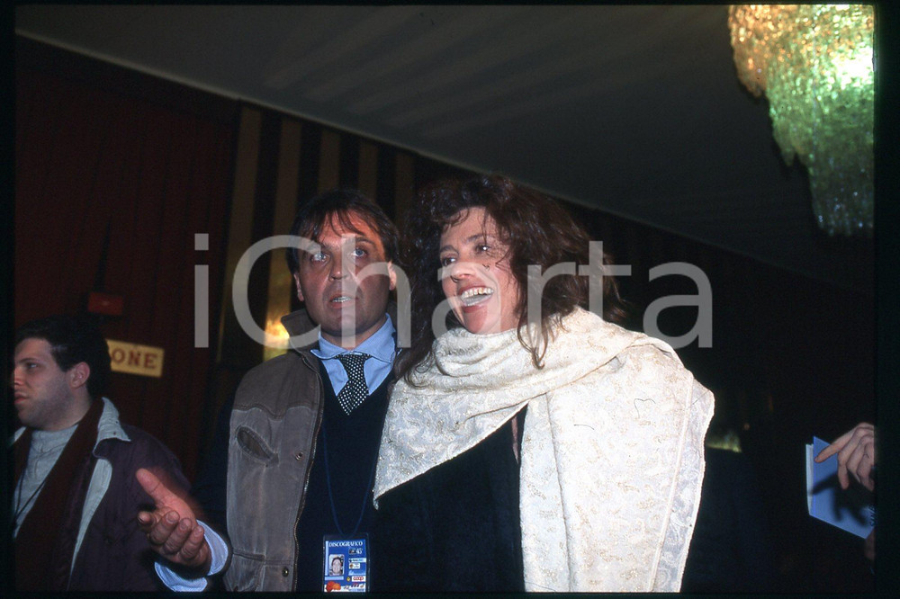 35mm vintage slide* 1985 ca ITALIA - MUSICA Gigliola CINQUETTI Ritratto (217)  Diapositiva d'epoca, in formato 35 mm.CONDIZIONI: GOODE' severamente vietata la riproduzione. Tutti i diritti sono riservati.Nella diapositiva ICharta mette in vendita, sul negozio eBay e in esclusiva sul sito "icharta" il proprio archivio composto da numerose diapositive e negativi fotografici d'epoca, tutti originali e autentici, che attraversano la storia del costume italiano tra gli la fine degli anni Sessanta e Novanta.Si tratta di uno sguardo inedito sull'attualit&agrave;, la politica, la vita quotidiana, il gossip e la cultura, che fotografa il cambiamento della nazione in quest'ultimo scorcio del XX secolo. Un'occasione unica per il mercato del collezionismo, che vede finalmente disponibile un archivio eccezionale per vastit&agrave;, tematiche e condizioni, in un settore (il negativo fotografico e la diapositiva) di assoluta novit&agrave; e dalle interessanti prospettive di investimento. GOOD/buono   originale e autentica 1