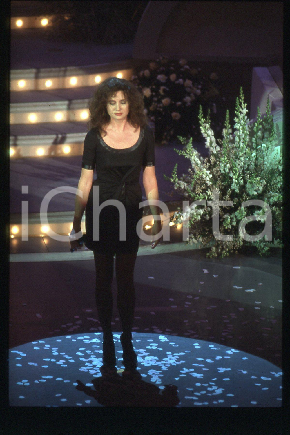 35mm vintage slide* 1985 ca ITALIA - MUSICA, Gigliola CINQUETTI Ritratto (218)  Diapositiva d'epoca, in formato 35 mm.CONDIZIONI: GOODE' severamente vietata la riproduzione. Tutti i diritti sono riservati.Nella diapositiva ICharta mette in vendita, sul negozio eBay e in esclusiva sul sito "icharta" il proprio archivio composto da numerose diapositive e negativi fotografici d'epoca, tutti originali e autentici, che attraversano la storia del costume italiano tra gli la fine degli anni Sessanta e Novanta.Si tratta di uno sguardo inedito sull'attualit&agrave;, la politica, la vita quotidiana, il gossip e la cultura, che fotografa il cambiamento della nazione in quest'ultimo scorcio del XX secolo. Un'occasione unica per il mercato del collezionismo, che vede finalmente disponibile un archivio eccezionale per vastit&agrave;, tematiche e condizioni, in un settore (il negativo fotografico e la diapositiva) di assoluta novit&agrave; e dalle interessanti prospettive di investimento. GOOD/buono   originale e autentica 1