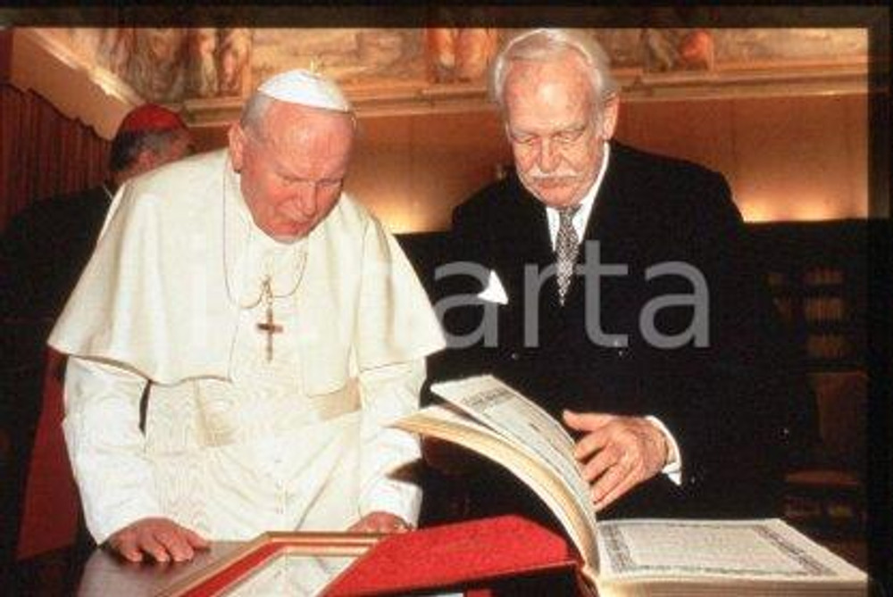 35mm vintage slide* 1997 ca, Monaco - GIOVANNI PAOLO II (1)  Diapositiva d'epoca, in formato 35 mm.CONDIZIONI: GOODE' severamente vietata la riproduzione. Tutti i diritti sono riservati.Nella diapositiva ICharta mette in vendita, sul negozio eBay e in esclusiva sul sito "icharta" il proprio archivio composto da numerose diapositive e negativi fotografici d'epoca, tutti originali e autentici, che attraversano la storia del costume italiano tra gli la fine degli anni Sessanta e Novanta.Si tratta di uno sguardo inedito sull'attualit&agrave;, la politica, la vita quotidiana, il gossip e la cultura, che fotografa il cambiamento della nazione in quest'ultimo scorcio del XX secolo. Un'occasione unica per il mercato del collezionismo, che vede finalmente disponibile un archivio eccezionale per vastit&agrave;, tematiche e condizioni, in un settore (il negativo fotografico e la diapositiva) di assoluta novit&agrave; e dalle interessanti prospettive di investimento. GOOD/buono   originale e autentica 1