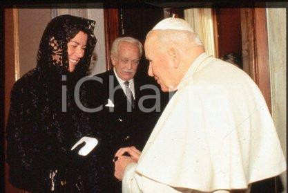 35mm vintage slide* 1997 ca, Monaco - GIOVANNI PAOLO II (2)  Diapositiva d'epoca, in formato 35 mm.CONDIZIONI: GOODE' severamente vietata la riproduzione. Tutti i diritti sono riservati.Nella diapositiva ICharta mette in vendita, sul negozio eBay e in esclusiva sul sito "icharta" il proprio archivio composto da numerose diapositive e negativi fotografici d'epoca, tutti originali e autentici, che attraversano la storia del costume italiano tra gli la fine degli anni Sessanta e Novanta.Si tratta di uno sguardo inedito sull'attualit&agrave;, la politica, la vita quotidiana, il gossip e la cultura, che fotografa il cambiamento della nazione in quest'ultimo scorcio del XX secolo. Un'occasione unica per il mercato del collezionismo, che vede finalmente disponibile un archivio eccezionale per vastit&agrave;, tematiche e condizioni, in un settore (il negativo fotografico e la diapositiva) di assoluta novit&agrave; e dalle interessanti prospettive di investimento. GOOD/buono   originale e autentica 1
