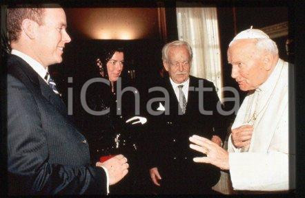 35mm vintage slide* 1997 ca, Monaco - GIOVANNI PAOLO II (3)  Diapositiva d'epoca, in formato 35 mm.CONDIZIONI: GOODE' severamente vietata la riproduzione. Tutti i diritti sono riservati.Nella diapositiva ICharta mette in vendita, sul negozio eBay e in esclusiva sul sito "icharta" il proprio archivio composto da numerose diapositive e negativi fotografici d'epoca, tutti originali e autentici, che attraversano la storia del costume italiano tra gli la fine degli anni Sessanta e Novanta.Si tratta di uno sguardo inedito sull'attualit&agrave;, la politica, la vita quotidiana, il gossip e la cultura, che fotografa il cambiamento della nazione in quest'ultimo scorcio del XX secolo. Un'occasione unica per il mercato del collezionismo, che vede finalmente disponibile un archivio eccezionale per vastit&agrave;, tematiche e condizioni, in un settore (il negativo fotografico e la diapositiva) di assoluta novit&agrave; e dalle interessanti prospettive di investimento. GOOD/buono   originale e autentica 1