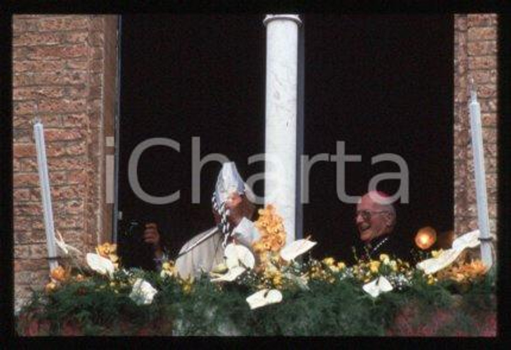 35mm vintage slide* 1996, VAL D'ELSA AND SIENA - GIOVANNI PAOLO II  Diapositiva d'epoca, in formato 35 mm.CONDIZIONI: GOODE' severamente vietata la riproduzione. Tutti i diritti sono riservati.Nella diapositiva ICharta mette in vendita, sul negozio eBay e in esclusiva sul sito "icharta" il proprio archivio composto da numerose diapositive e negativi fotografici d'epoca, tutti originali e autentici, che attraversano la storia del costume italiano tra gli la fine degli anni Sessanta e Novanta.Si tratta di uno sguardo inedito sull'attualit&agrave;, la politica, la vita quotidiana, il gossip e la cultura, che fotografa il cambiamento della nazione in quest'ultimo scorcio del XX secolo. Un'occasione unica per il mercato del collezionismo, che vede finalmente disponibile un archivio eccezionale per vastit&agrave;, tematiche e condizioni, in un settore (il negativo fotografico e la diapositiva) di assoluta novit&agrave; e dalle interessanti prospettive di investimento. GOOD/buono   originale e autentica 1