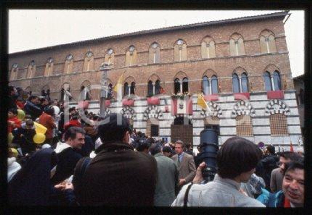 35mm vintage slide* 1996, VAL D'ELSA AND SIENA - GIOVANNI PAOLO II, people  Diapositiva d'epoca, in formato 35 mm.CONDIZIONI: GOODE' severamente vietata la riproduzione. Tutti i diritti sono riservati.Nella diapositiva ICharta mette in vendita, sul negozio eBay e in esclusiva sul sito "icharta" il proprio archivio composto da numerose diapositive e negativi fotografici d'epoca, tutti originali e autentici, che attraversano la storia del costume italiano tra gli la fine degli anni Sessanta e Novanta.Si tratta di uno sguardo inedito sull'attualit&agrave;, la politica, la vita quotidiana, il gossip e la cultura, che fotografa il cambiamento della nazione in quest'ultimo scorcio del XX secolo. Un'occasione unica per il mercato del collezionismo, che vede finalmente disponibile un archivio eccezionale per vastit&agrave;, tematiche e condizioni, in un settore (il negativo fotografico e la diapositiva) di assoluta novit&agrave; e dalle interessanti prospettive di investimento. GOOD/buono   originale e autentica 1