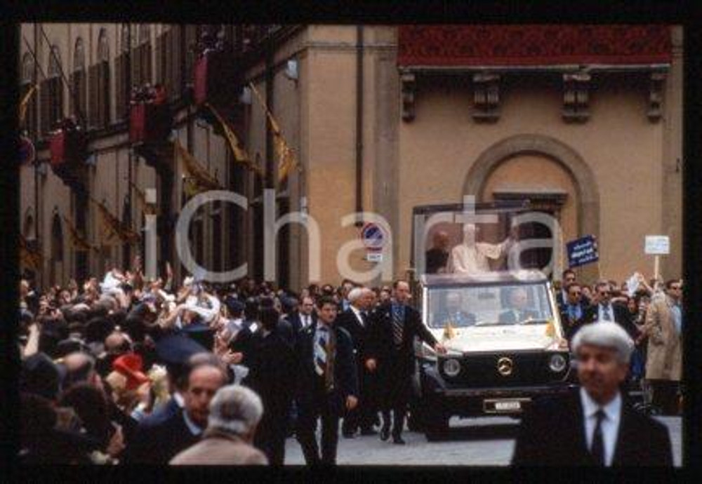 35mm vintage slide* 1996, VAL D'ELSA AND SIENA - GIOVANNI PAOLO II, POPEMOBILE  Diapositiva d'epoca, in formato 35 mm.CONDIZIONI: GOODE' severamente vietata la riproduzione. Tutti i diritti sono riservati.Nella diapositiva ICharta mette in vendita, sul negozio eBay e in esclusiva sul sito "icharta" il proprio archivio composto da numerose diapositive e negativi fotografici d'epoca, tutti originali e autentici, che attraversano la storia del costume italiano tra gli la fine degli anni Sessanta e Novanta.Si tratta di uno sguardo inedito sull'attualit&agrave;, la politica, la vita quotidiana, il gossip e la cultura, che fotografa il cambiamento della nazione in quest'ultimo scorcio del XX secolo. Un'occasione unica per il mercato del collezionismo, che vede finalmente disponibile un archivio eccezionale per vastit&agrave;, tematiche e condizioni, in un settore (il negativo fotografico e la diapositiva) di assoluta novit&agrave; e dalle interessanti prospettive di investimento. GOOD/buono   originale e autentica 1